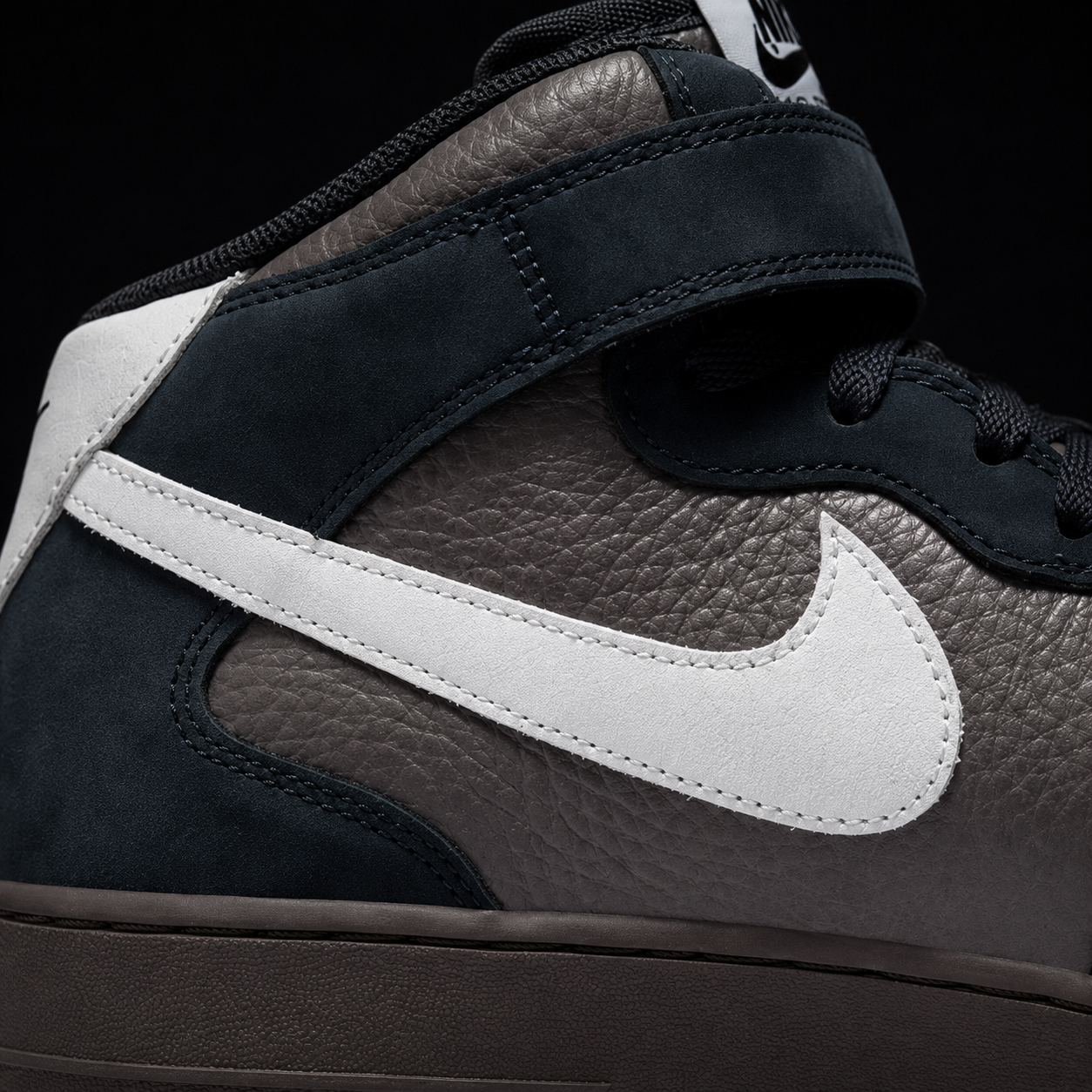Nike Air Force 1 Mid '07 Berlin Cave Stone, detalle de logo y material — Crazy!Duck Hype