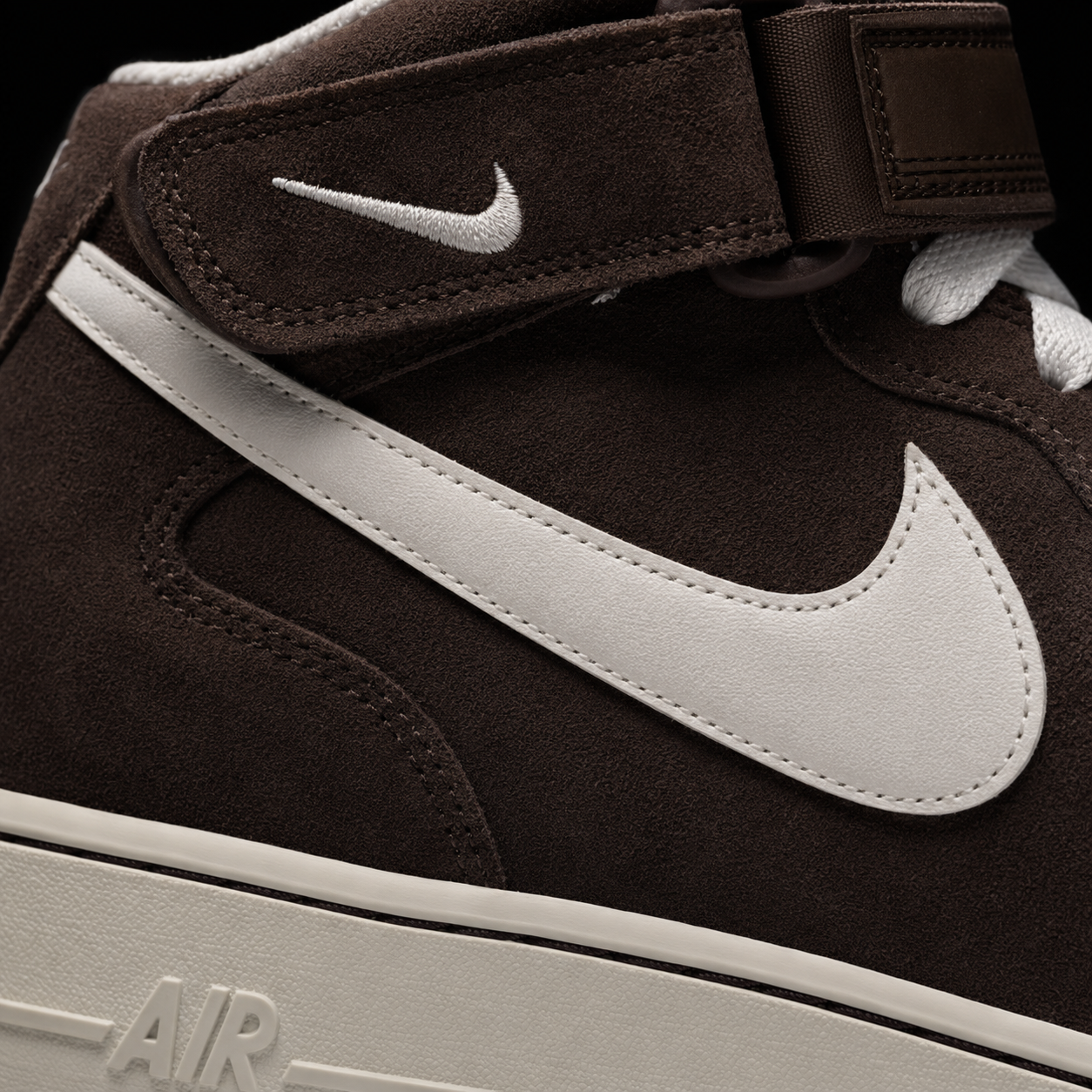 Nike Air Force 1 Mid '07 Chocolate Cream, detalle de logo y material — Crazy!Duck Hype