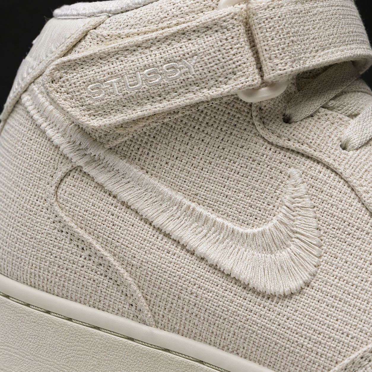 Nike Air Force 1 Mid '07 Fossil Sail, detalle de logo y material — Crazy!Duck Hype