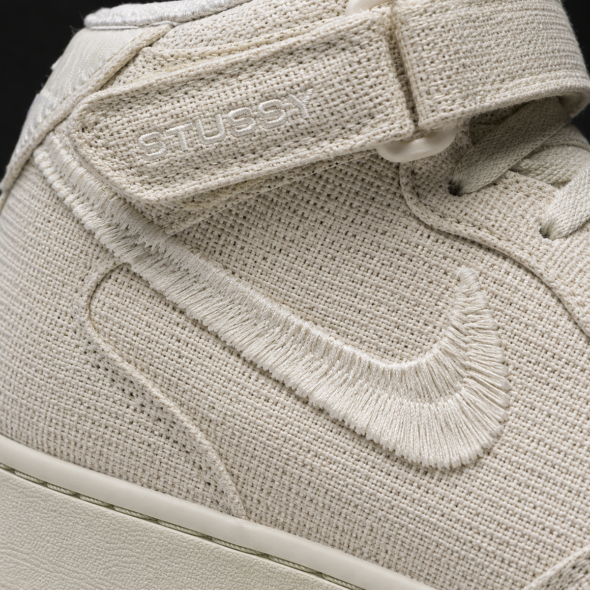 Nike Air Force 1 Mid '07 Fossil Sail, detalle de logo y material — Crazy!Duck Hype