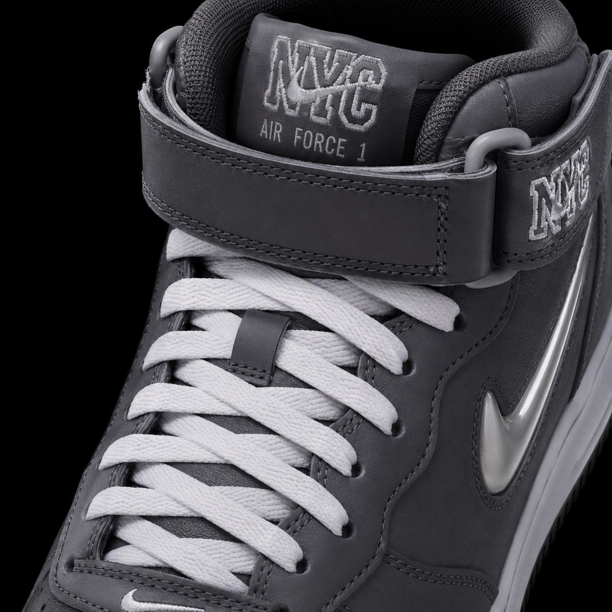Nike Air Force 1 Mid '07 NYC Cool Grey, detalle de agujetas — Crazy!Duck Hype