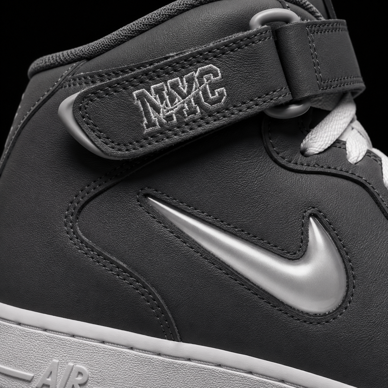 Nike Air Force 1 Mid '07 NYC Cool Grey, detalle de logo y material — Crazy!Duck Hype