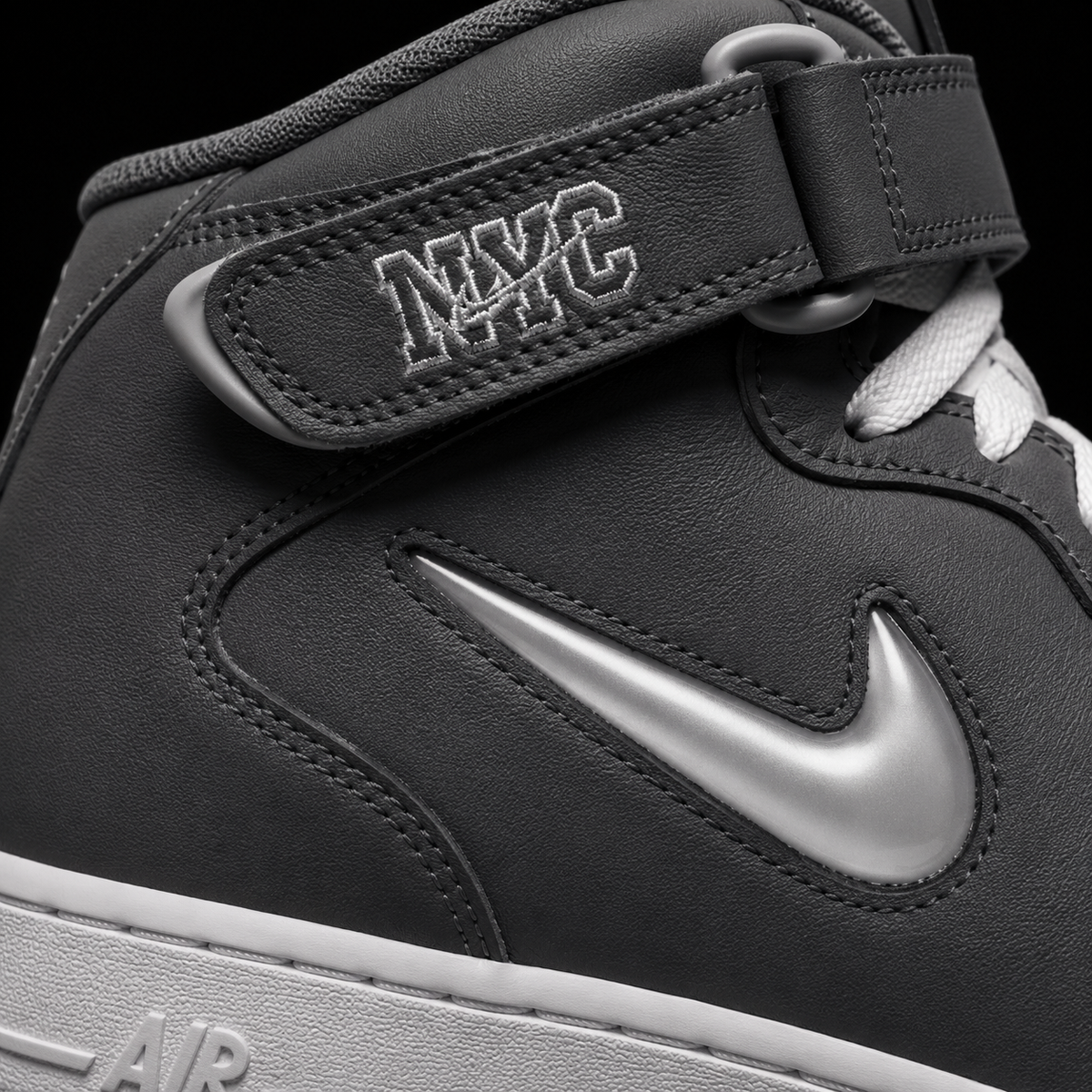 Nike Air Force 1 Mid '07 NYC Cool Grey, detalle de logo y material — Crazy!Duck Hype
