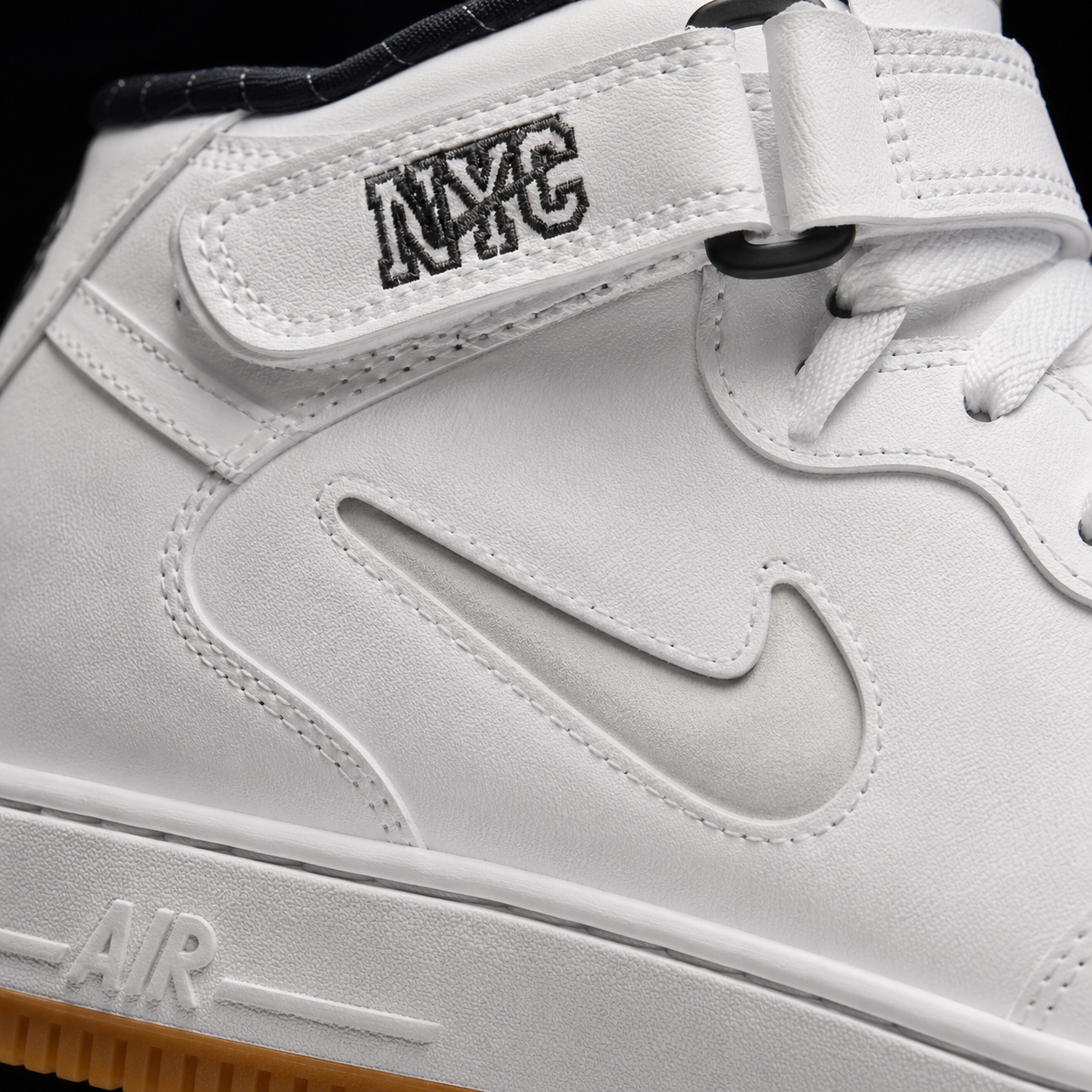 Nike Air Force 1 Mid '07 NYC Mid '07night Navy, detalle de logo y material — Crazy!Duck Hype