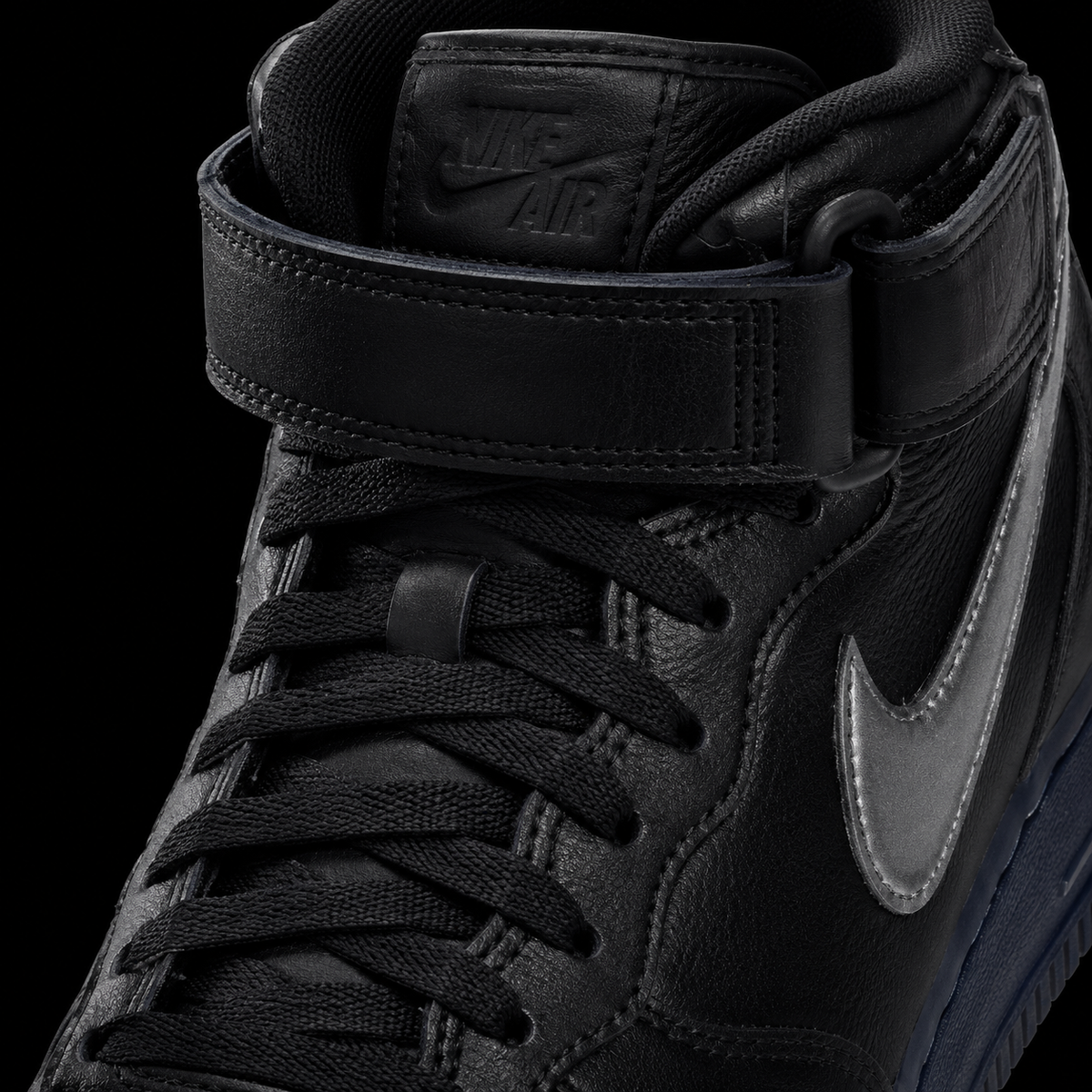 Nike Air Force 1 Mid '07 Premium Black Metallic Silver, detalle de agujetas — Crazy!Duck Hype