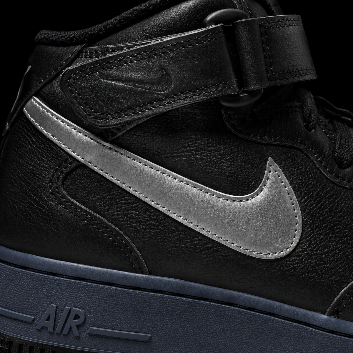Nike Air Force 1 Mid '07 Premium Black Metallic Silver, detalle de logo y material — Crazy!Duck Hype