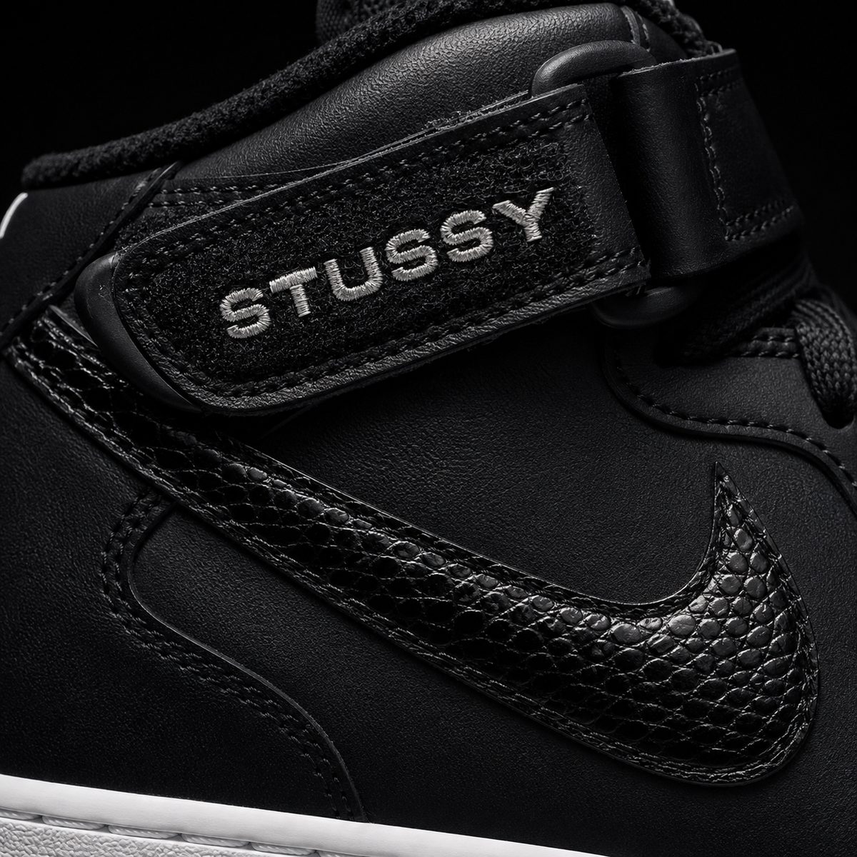 Nike Air Force 1 Mid '07 Stussy Black White, detalle de logo y material — Crazy!Duck Hype