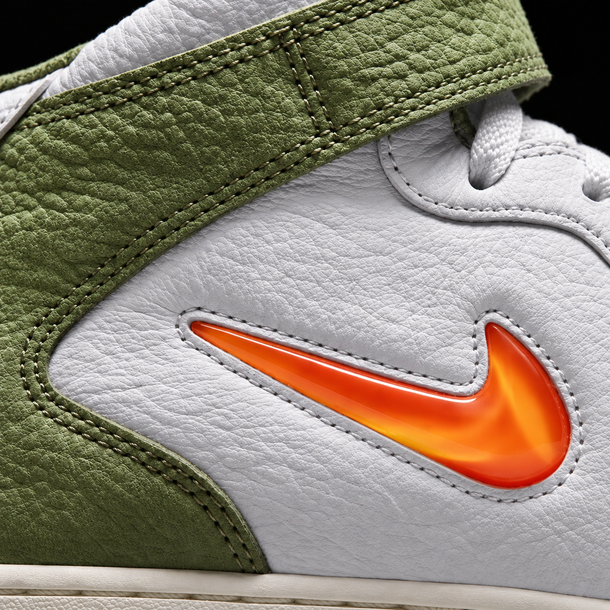 Nike Air Force 1 Mid '07 White Oil Green, detalle de logo y material — Crazy!Duck Hype