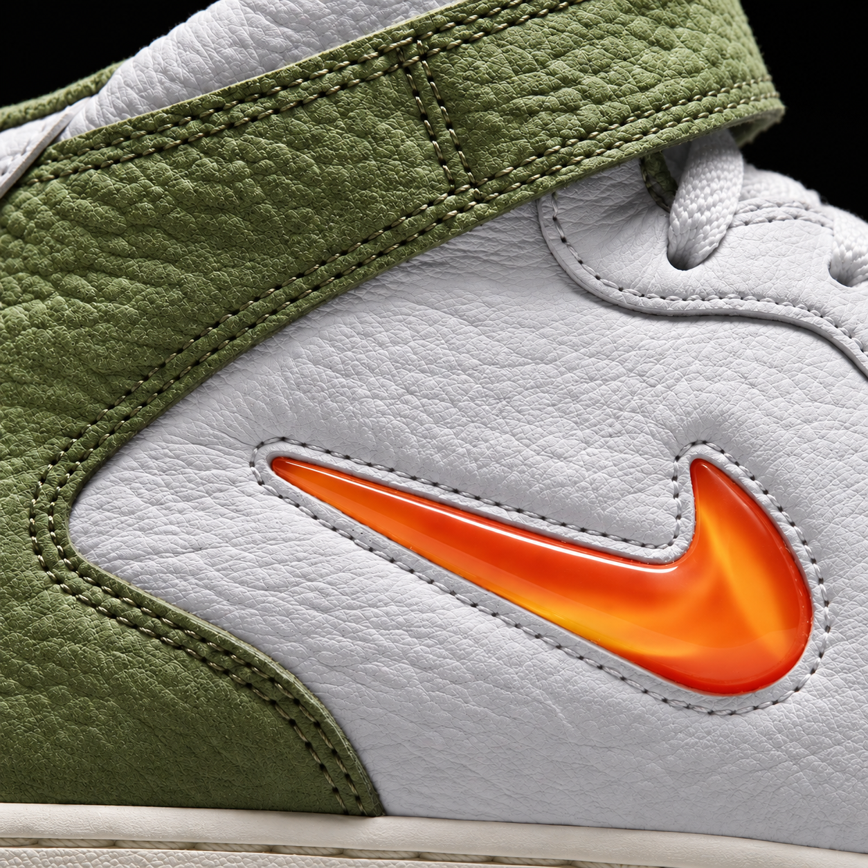 Nike Air Force 1 Mid '07 White Oil Green, detalle de logo y material — Crazy!Duck Hype