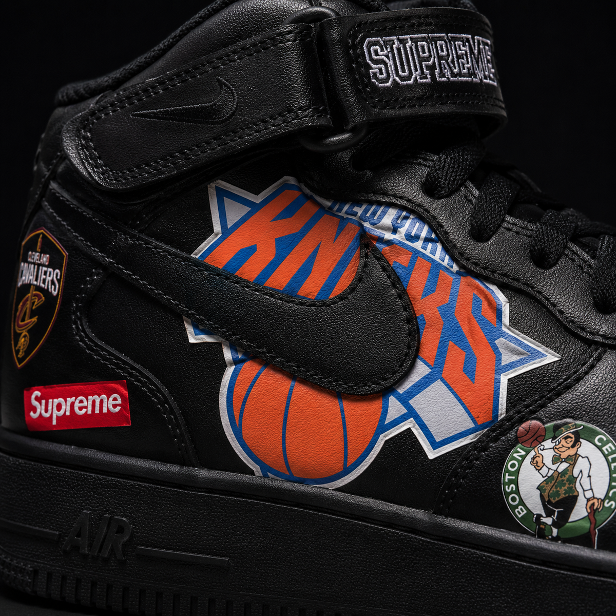 Nike Air Force 1 Mid Supreme NBA Black Black, detalle de logo y material — Crazy!Duck Hype