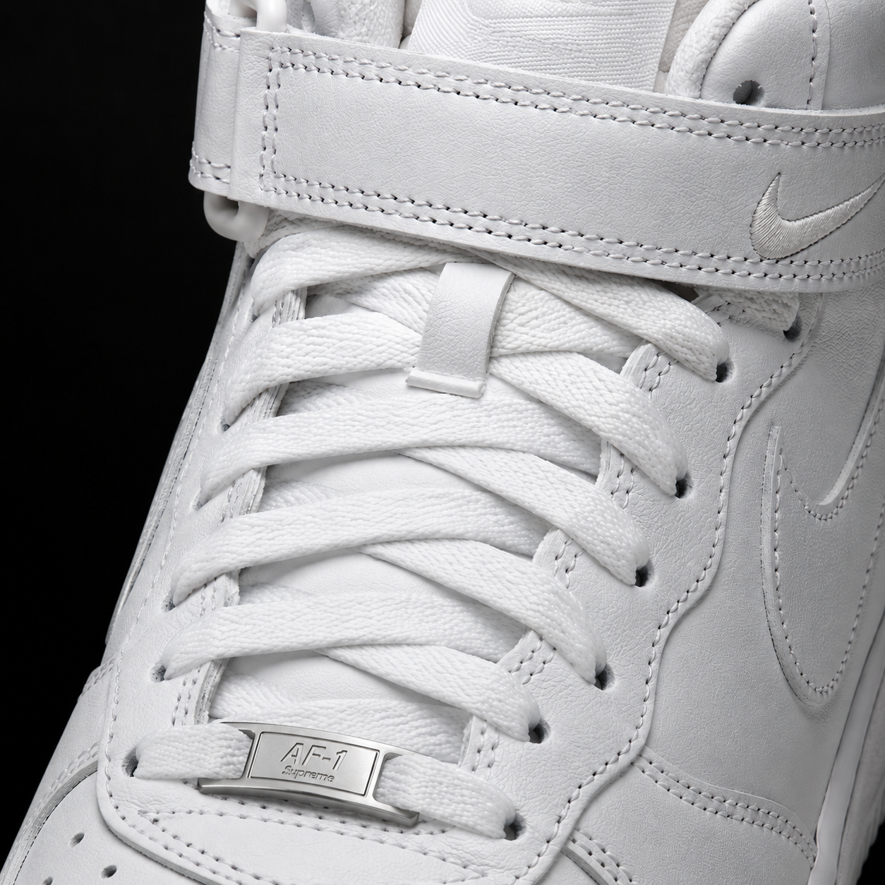Nike Air Force 1 Mid Supreme White White, detalle de agujetas — Crazy!Duck Hype