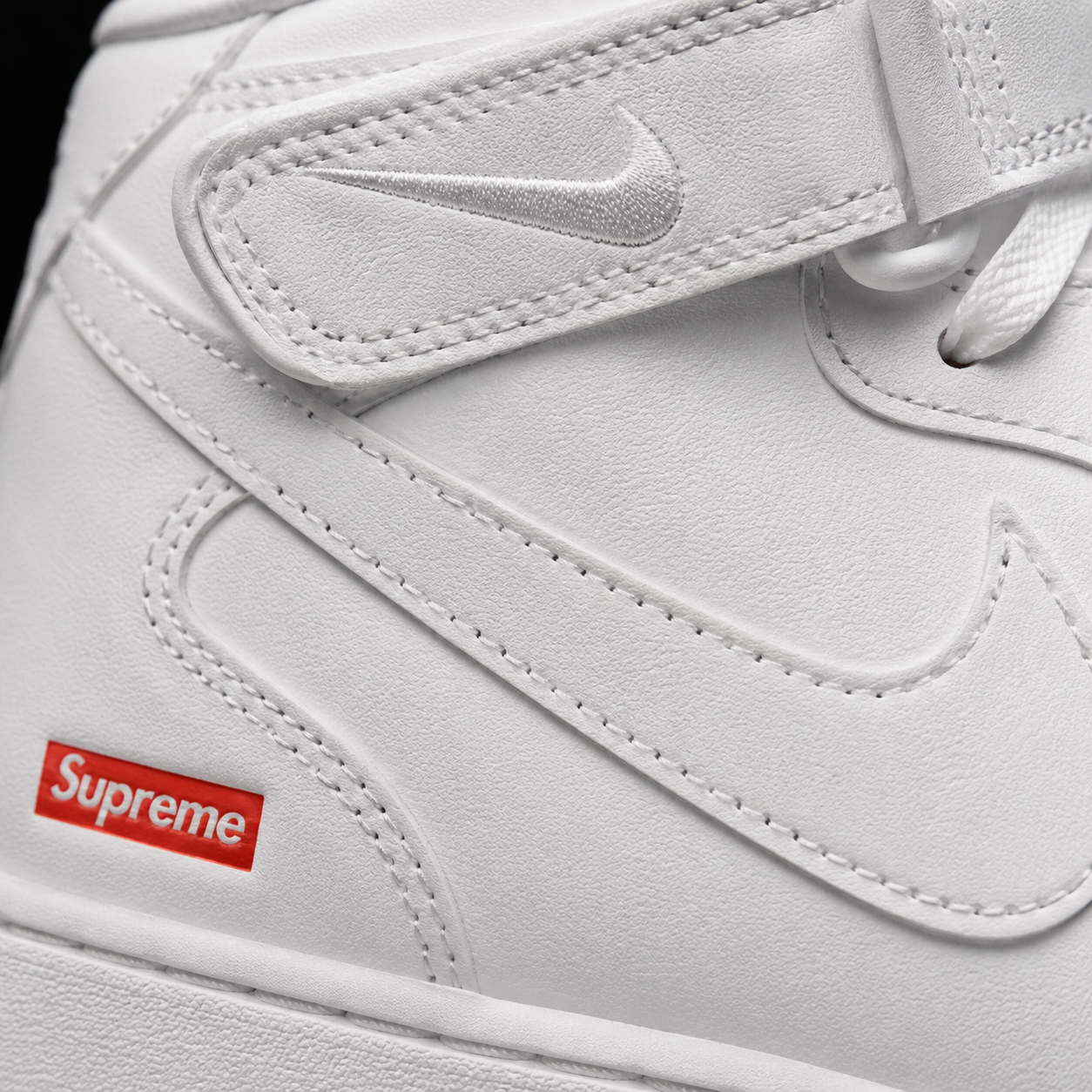 Nike Air Force 1 Mid Supreme White White, detalle de logo y material — Crazy!Duck Hype