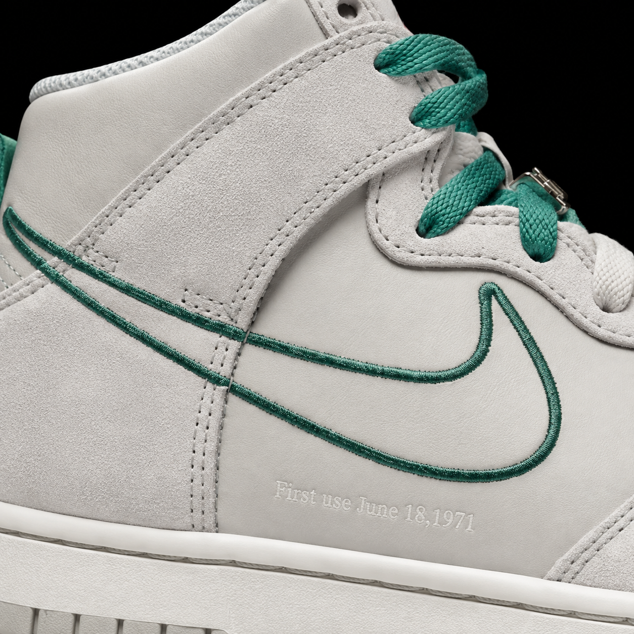 Nike Dunk High First Use Sail, detalle de logo y material — Crazy!Duck Hype
