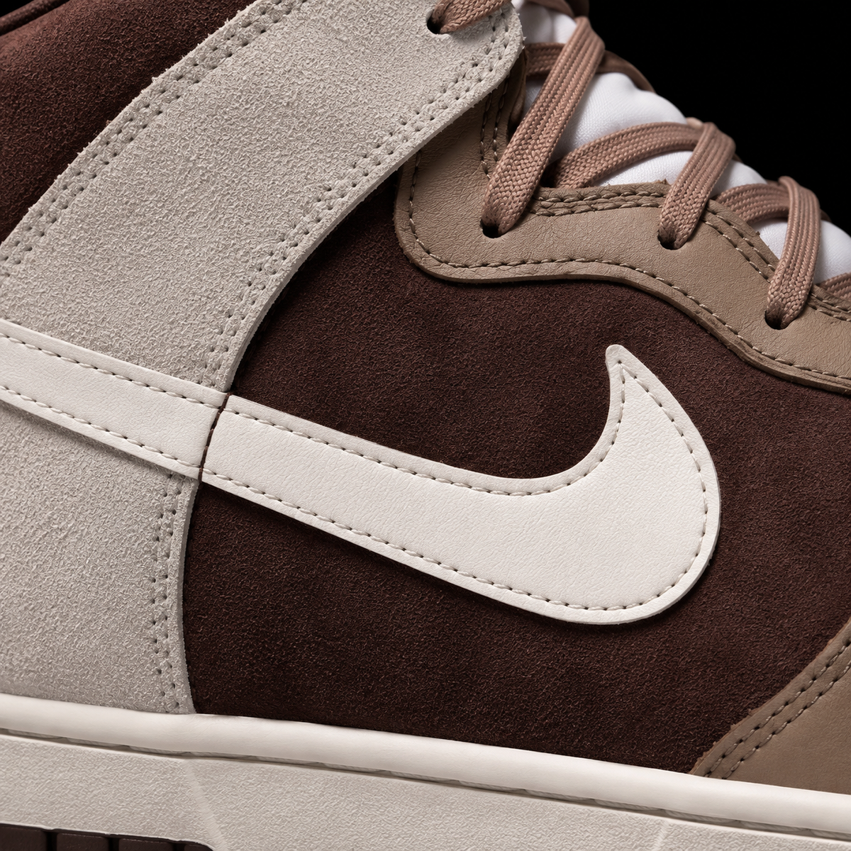 Nike Dunk High Khak Light Chocolate, detalle de logo y material — Crazy!Duck Hype