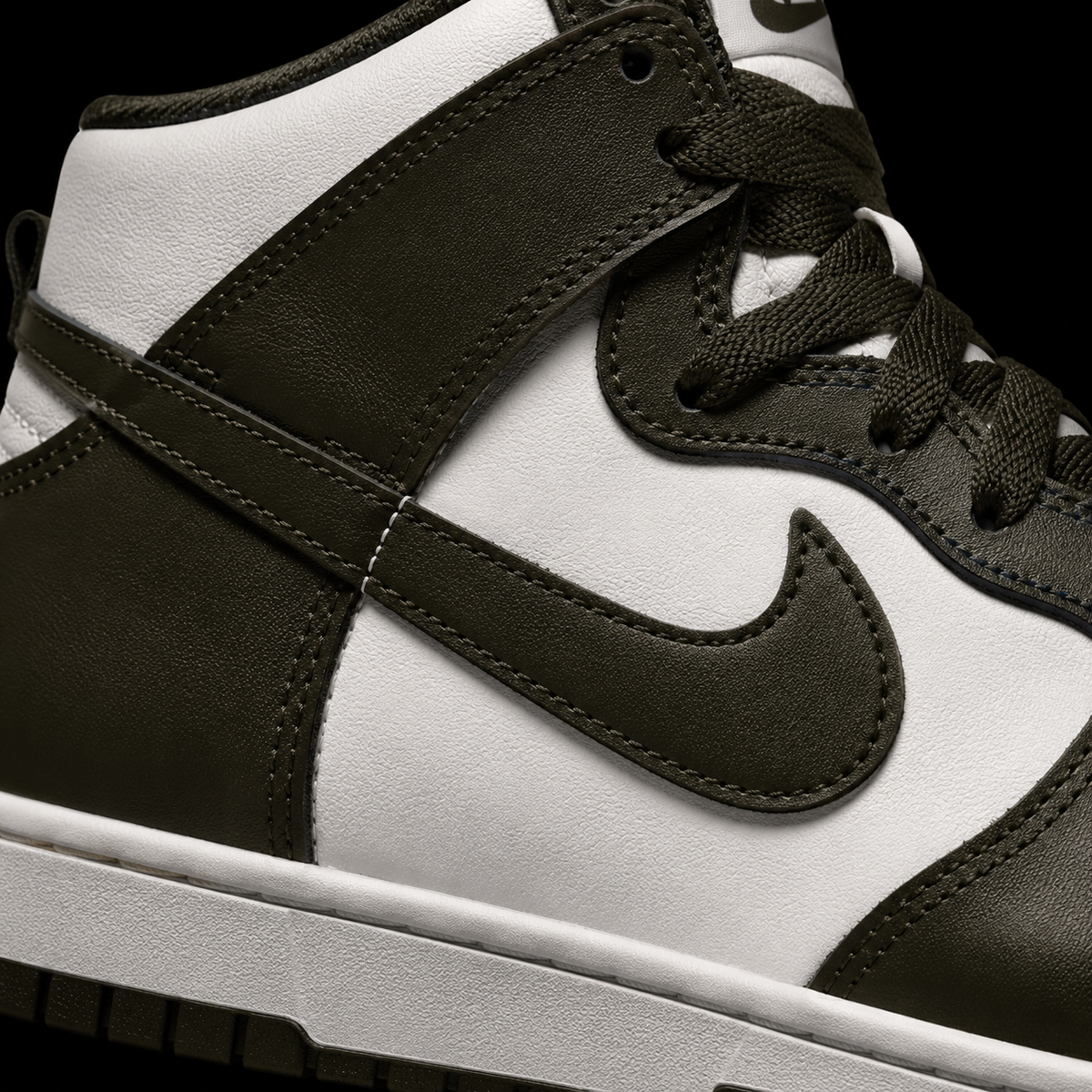 Nike Dunk High Khaki, detalle de logo y material — Crazy!Duck Hype