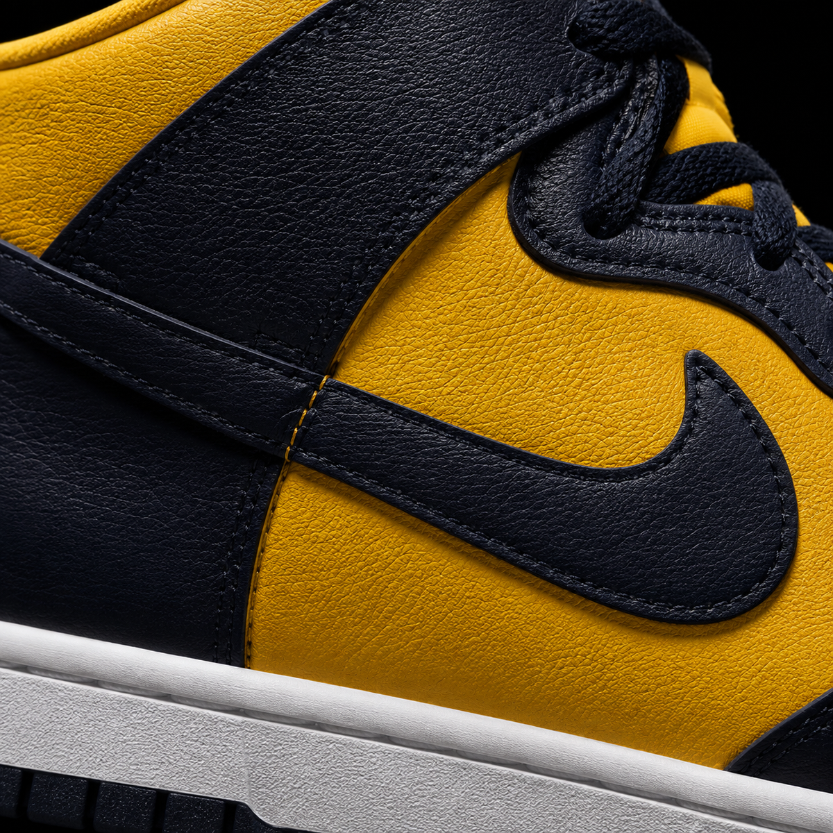 Nike Dunk High Michigan, detalle de logo y material — Crazy!Duck Hype
