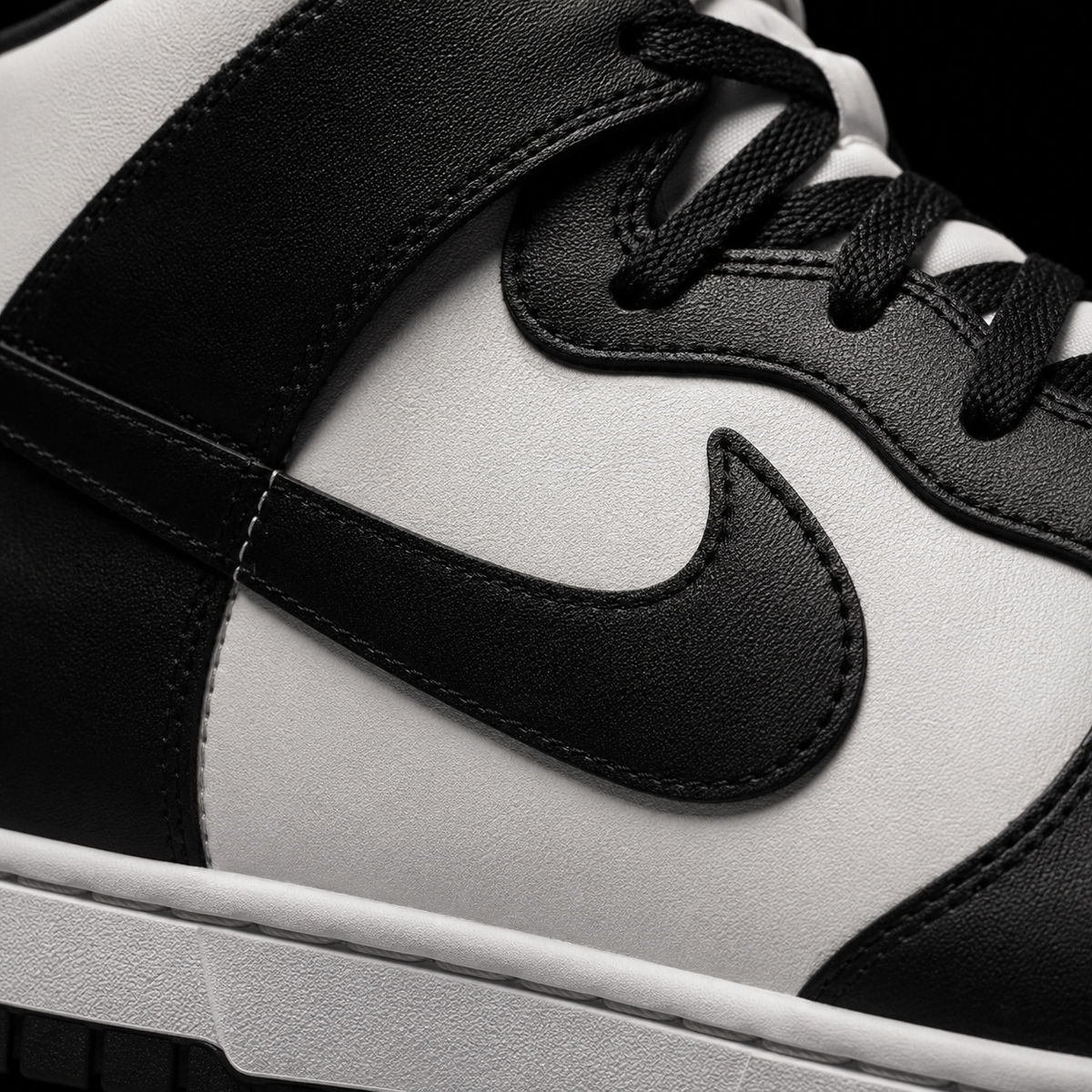 Nike Dunk High Panda, detalle de logo y material — Crazy!Duck Hype