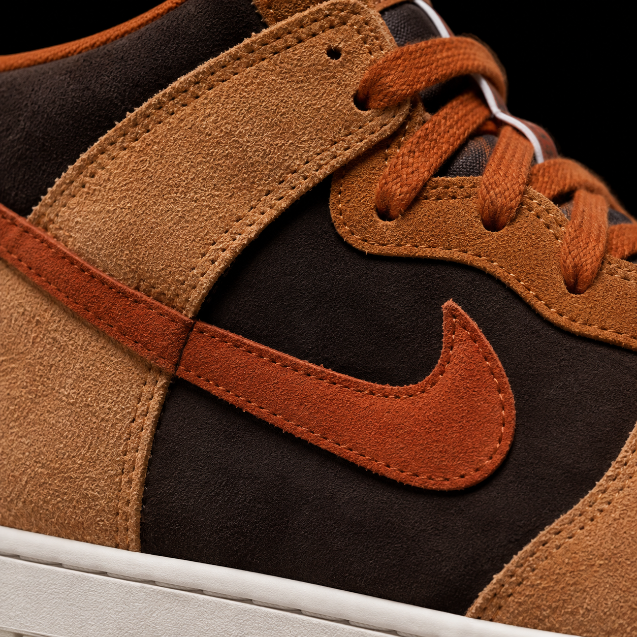 Nike Dunk High Premium Dark Russet, detalle de logo y material — Crazy!Duck Hype