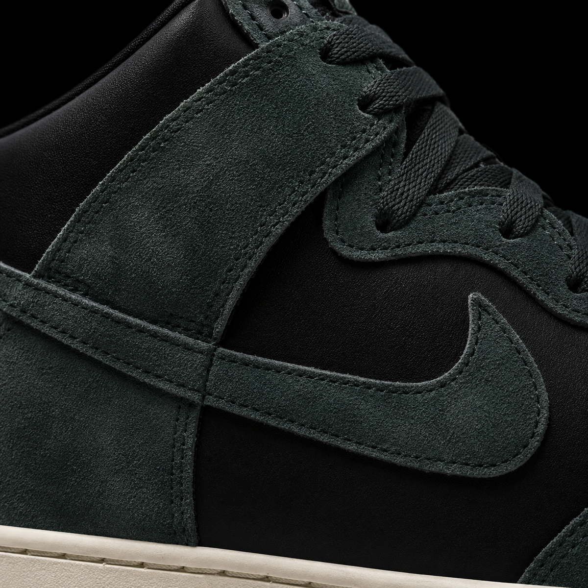 Nike Dunk High Premium Faded Spruce, detalle de logo y material — Crazy!Duck Hype