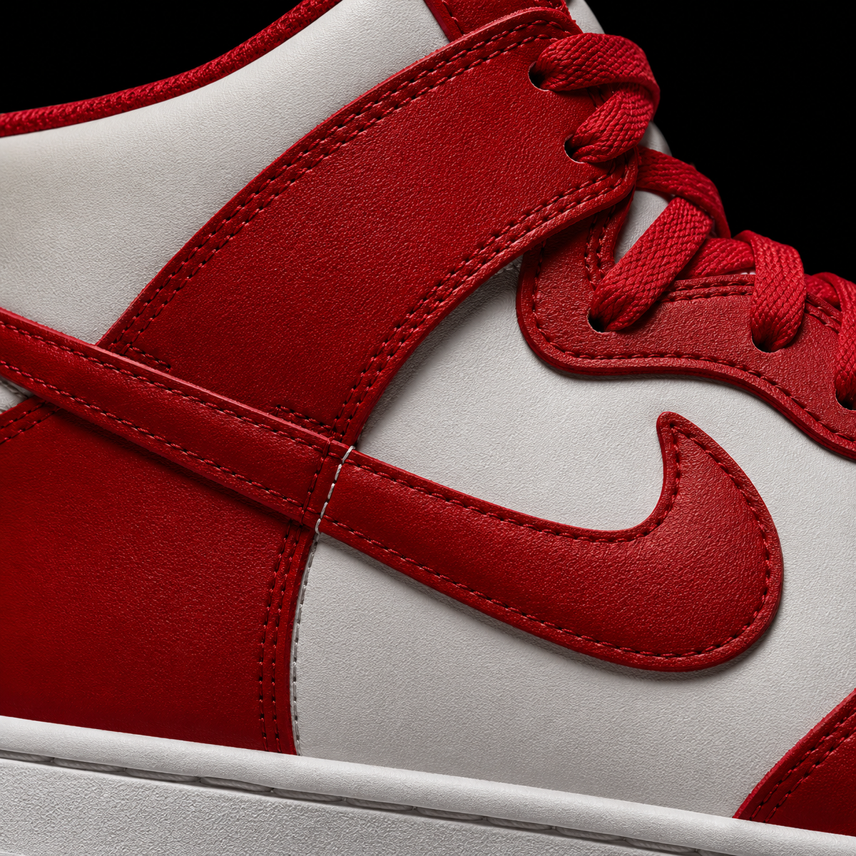 Nike Dunk High University Red, detalle de logo y material — Crazy!Duck Hype