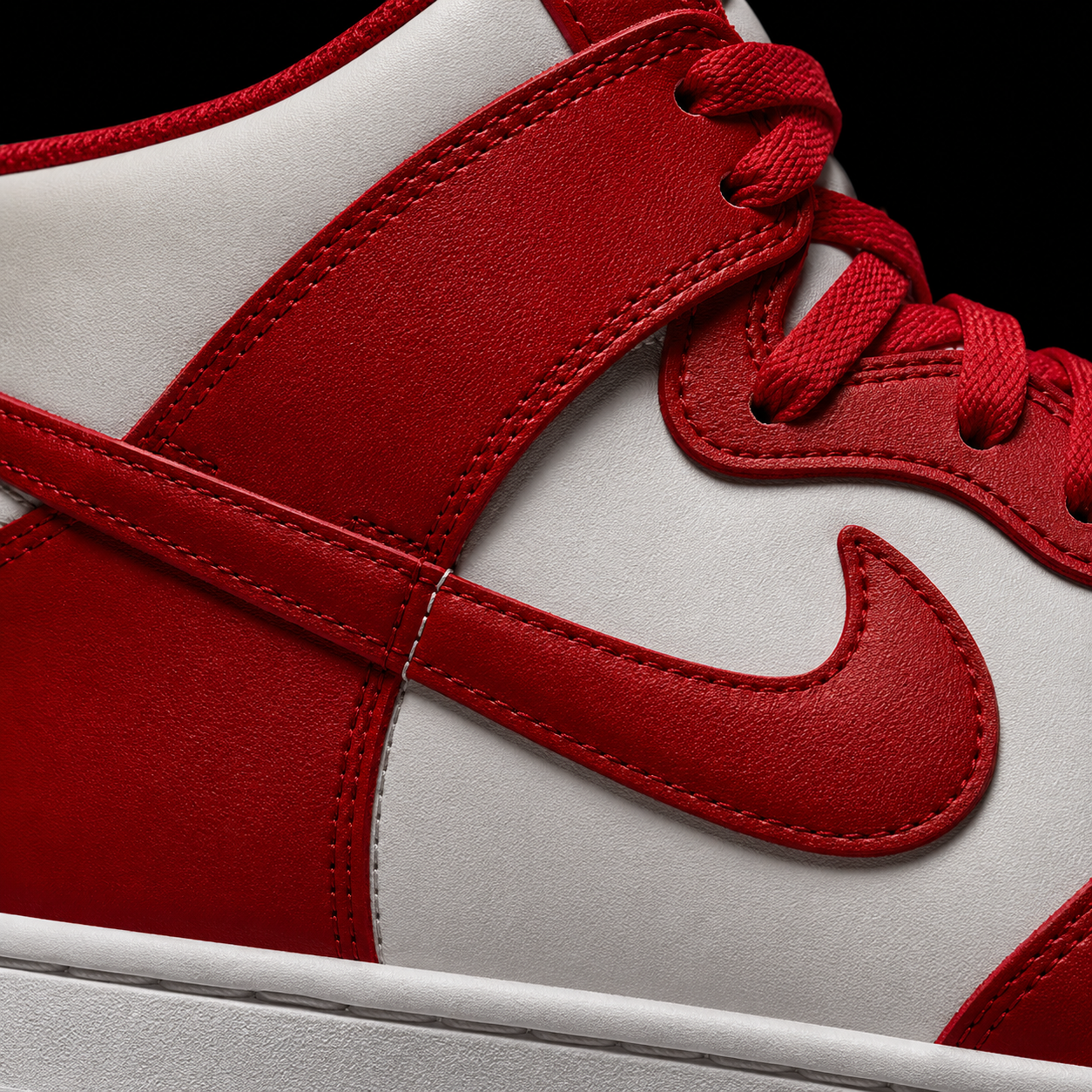 Nike Dunk High University Red, detalle de logo y material — Crazy!Duck Hype