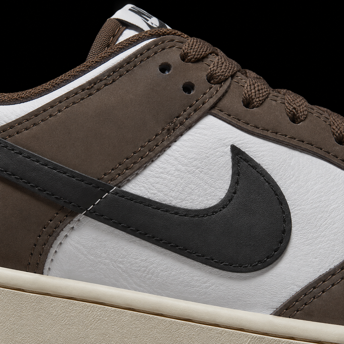 Nike Dunk Low Baroque Brown, detalle de logo y material — Crazy!Duck Hype