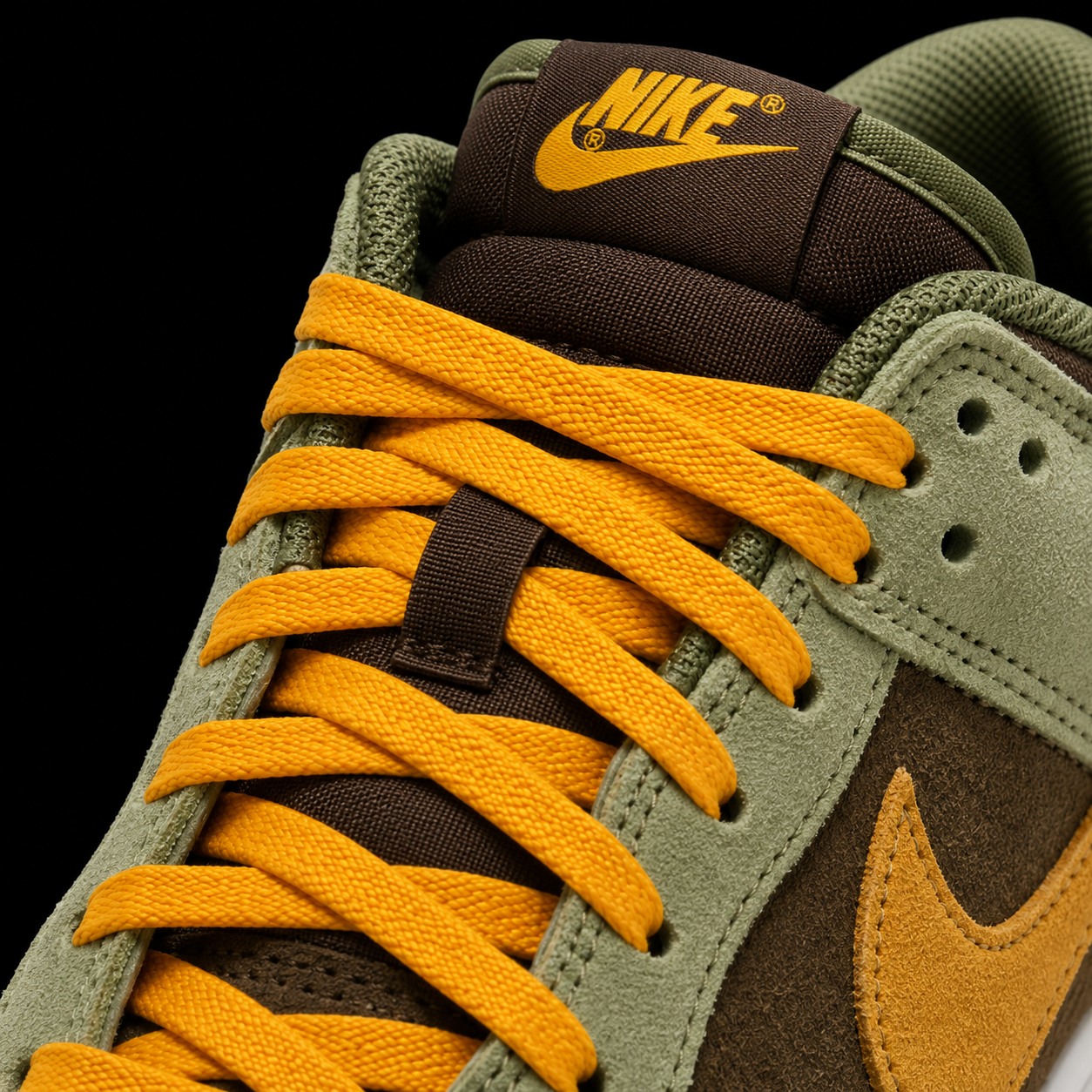 Nike Dunk Low Dusty Olive Pro Gold, detalle de agujetas — Crazy!Duck Hype