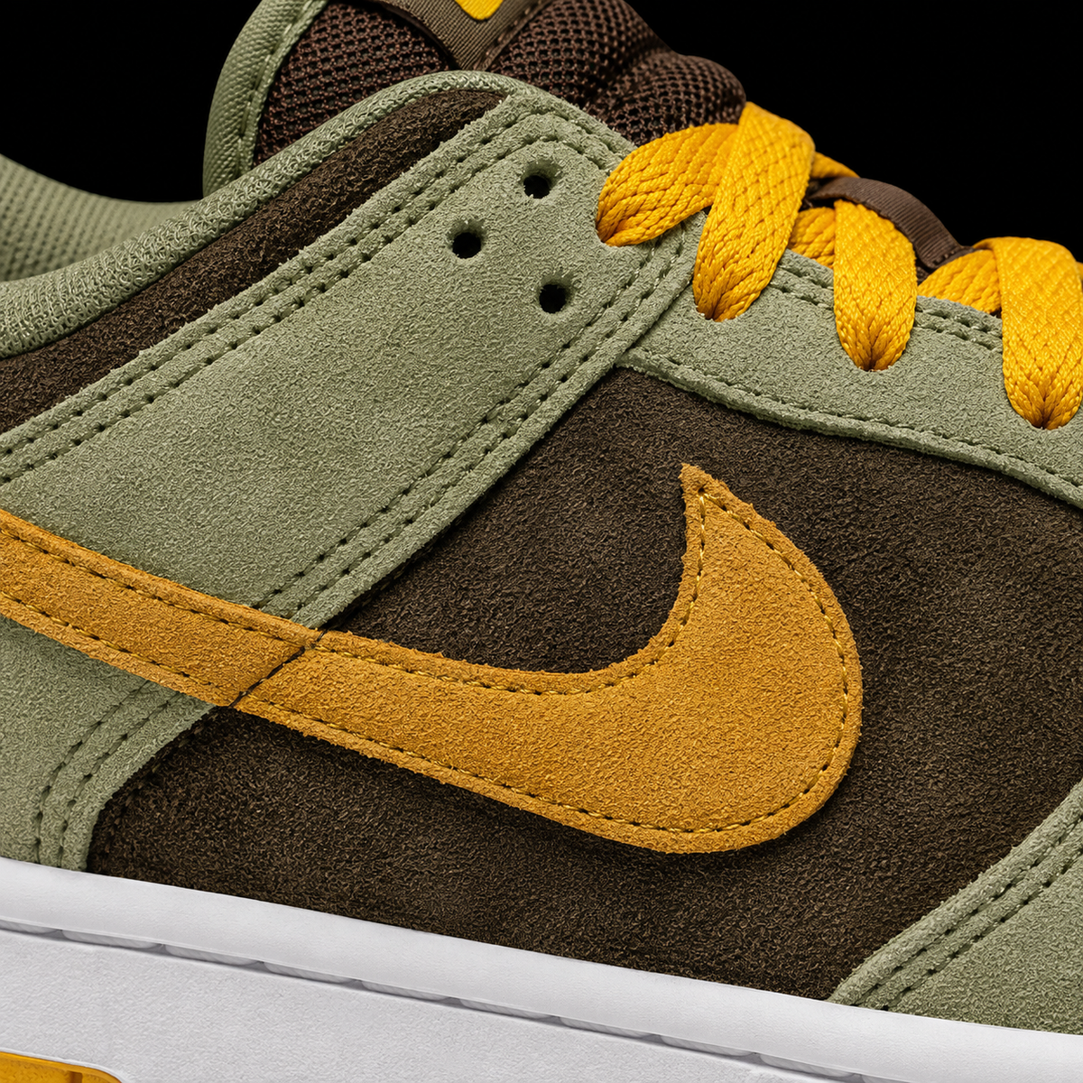 Nike Dunk Low Dusty Olive Pro Gold, detalle de logo y material — Crazy!Duck Hype