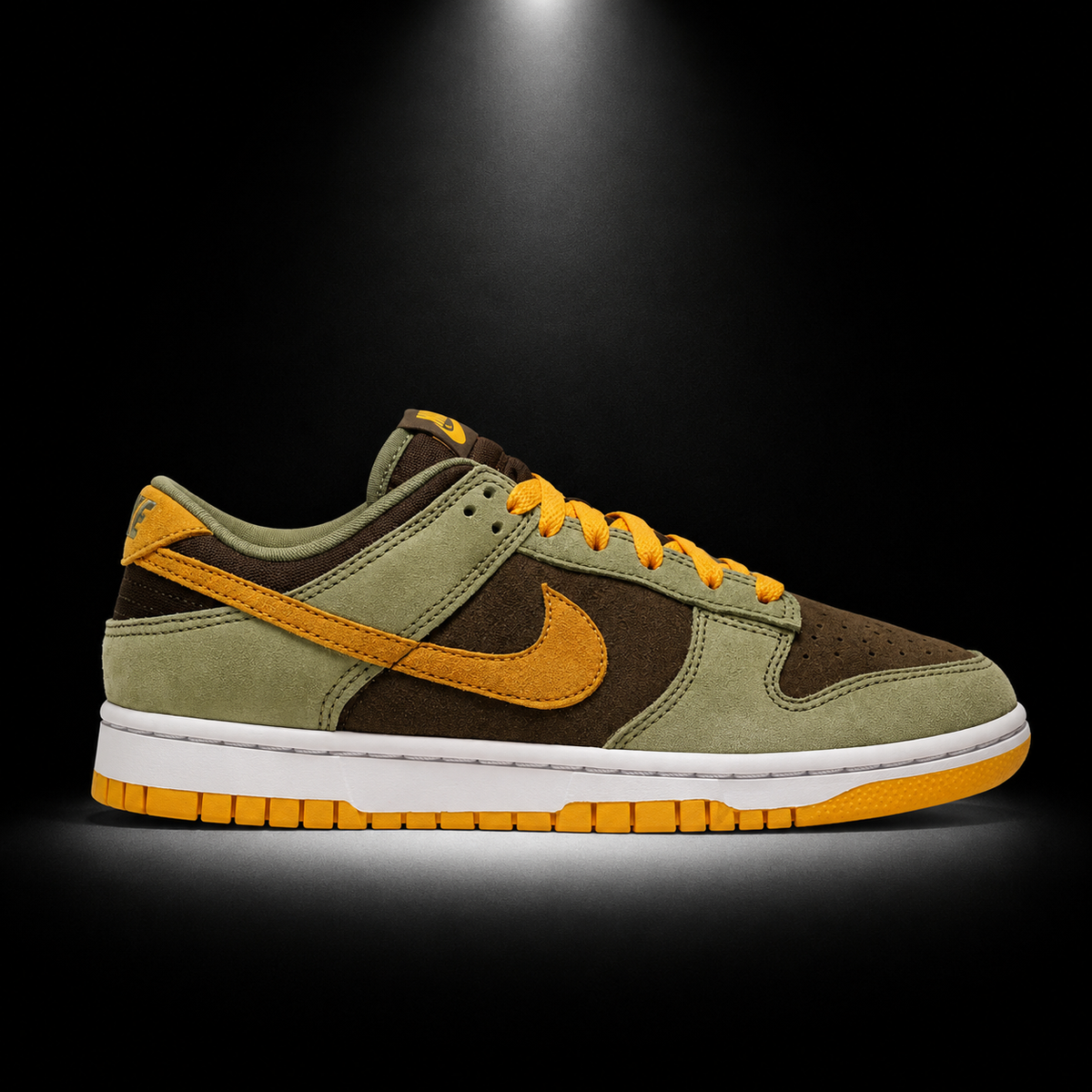 Nike Dunk Low Dusty Olive Pro Gold, vista lateral — Crazy!Duck Hype