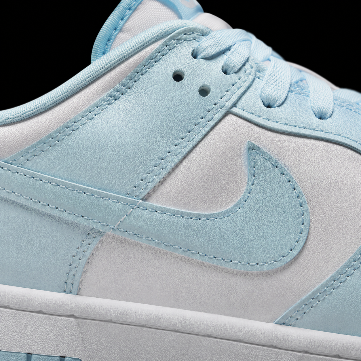 Nike Dunk Low Glacer Blue, detalle de logo y material — Crazy!Duck Hype