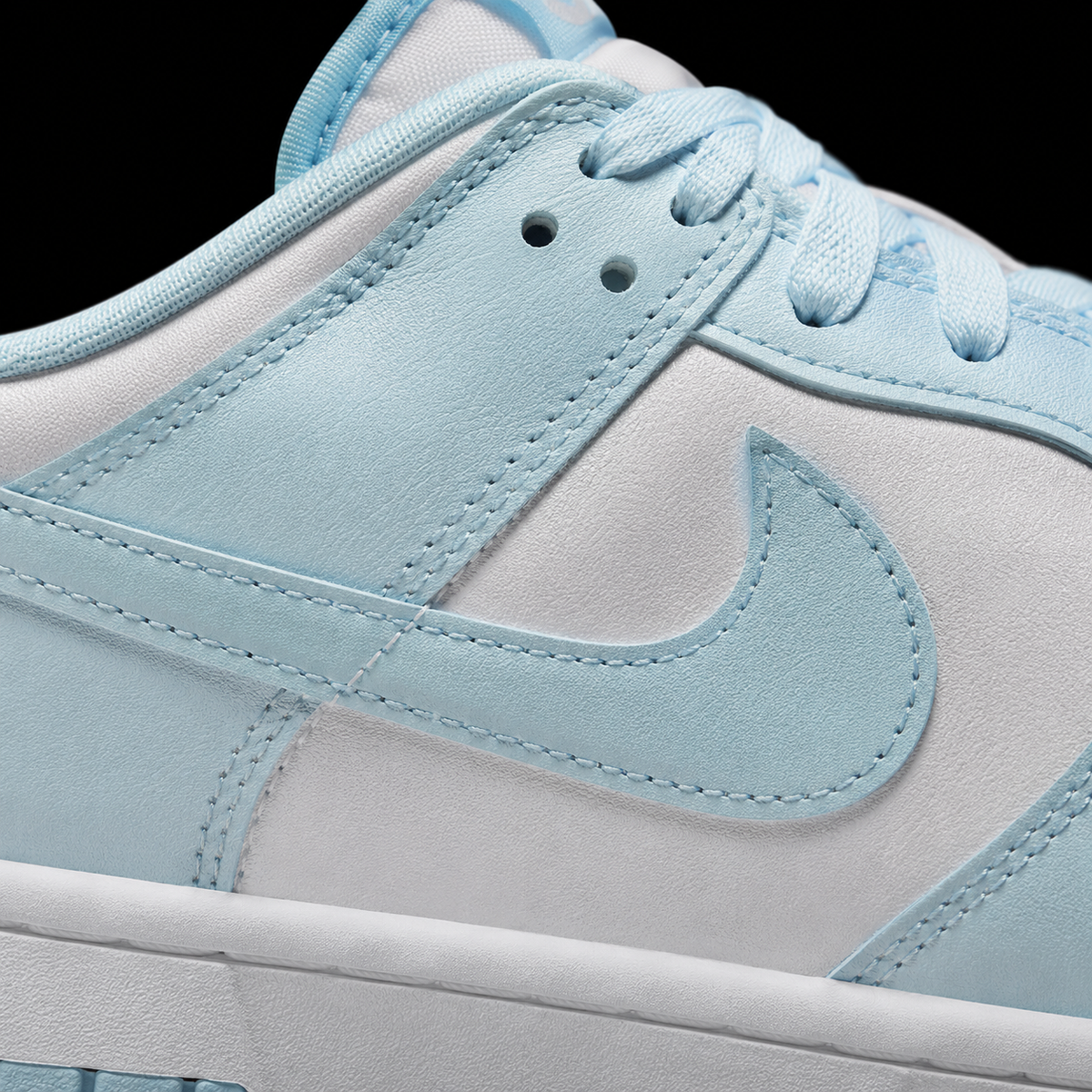Nike Dunk Low Glacer Blue, detalle de logo y material — Crazy!Duck Hype