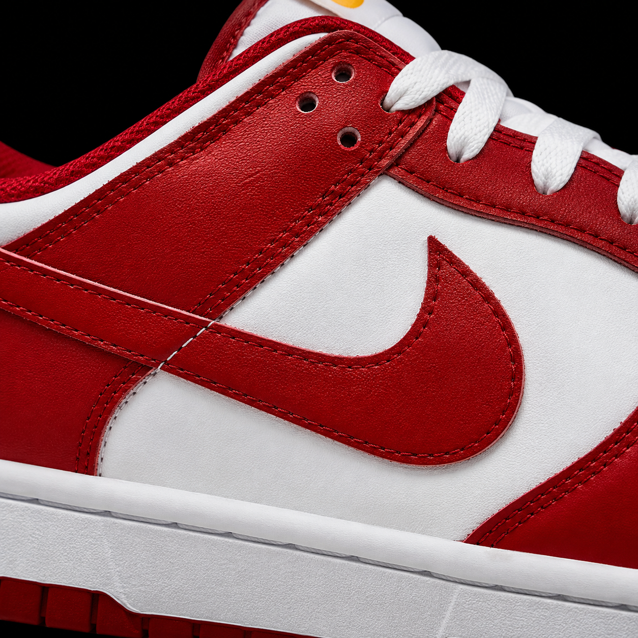 Nike Dunk Low Gym Red, detalle de logo y material — Crazy!Duck Hype