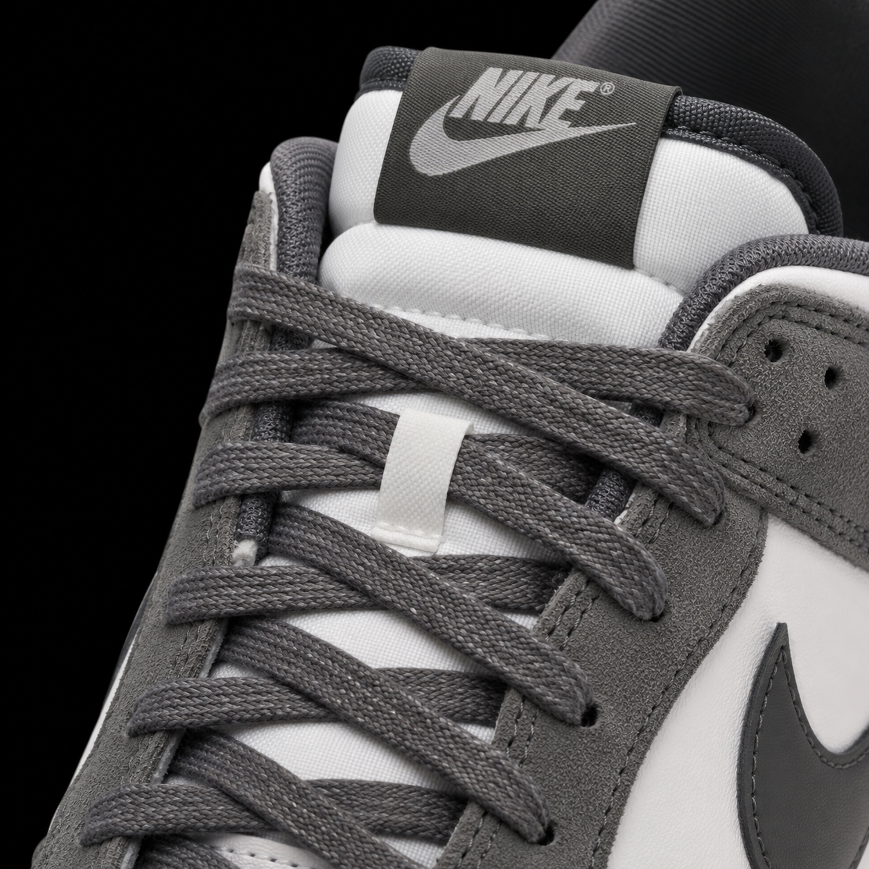 Nike Dunk Low Light Brown Smoke Grey, detalle de agujetas — Crazy!Duck Hype