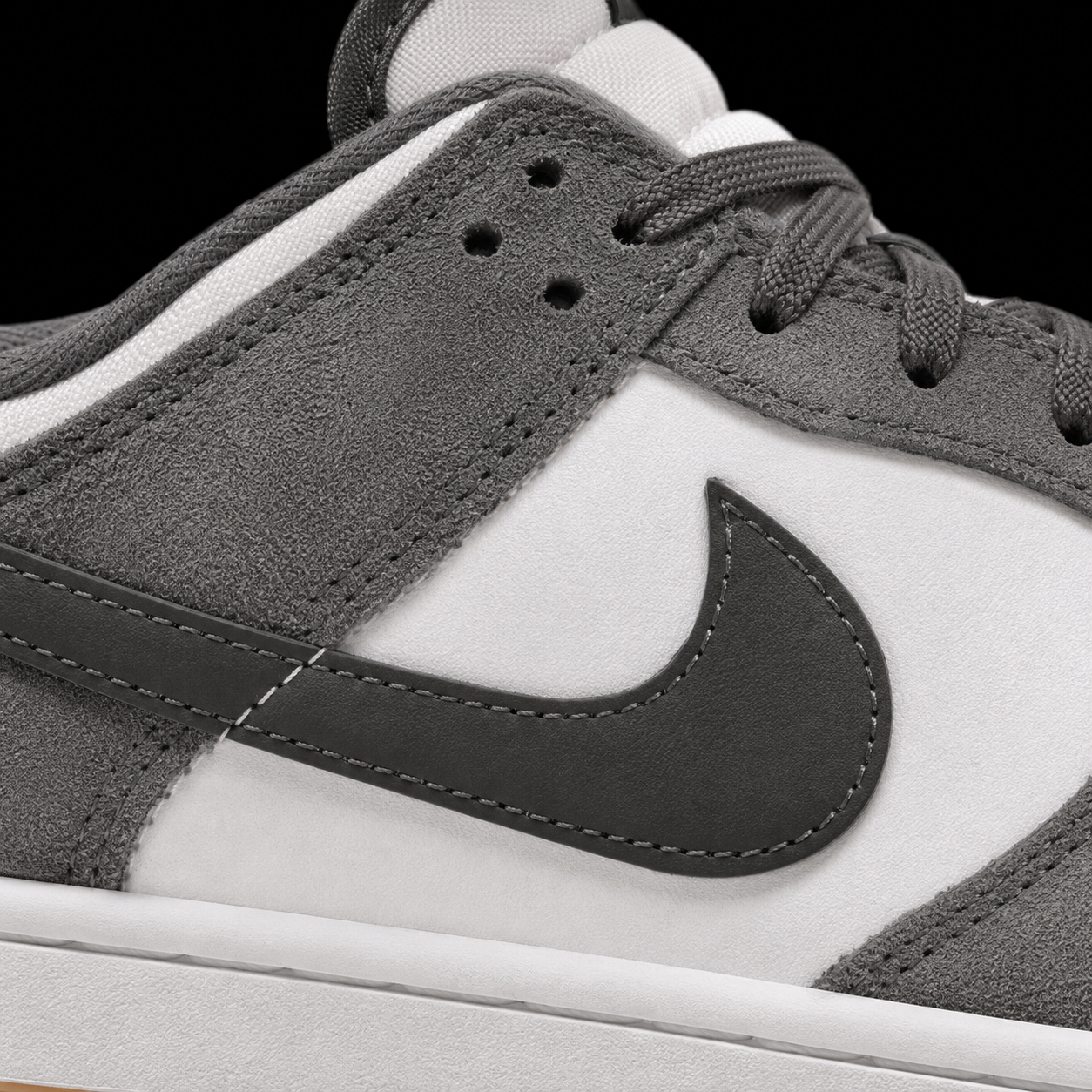Nike Dunk Low Light Brown Smoke Grey, detalle de logo y material — Crazy!Duck Hype