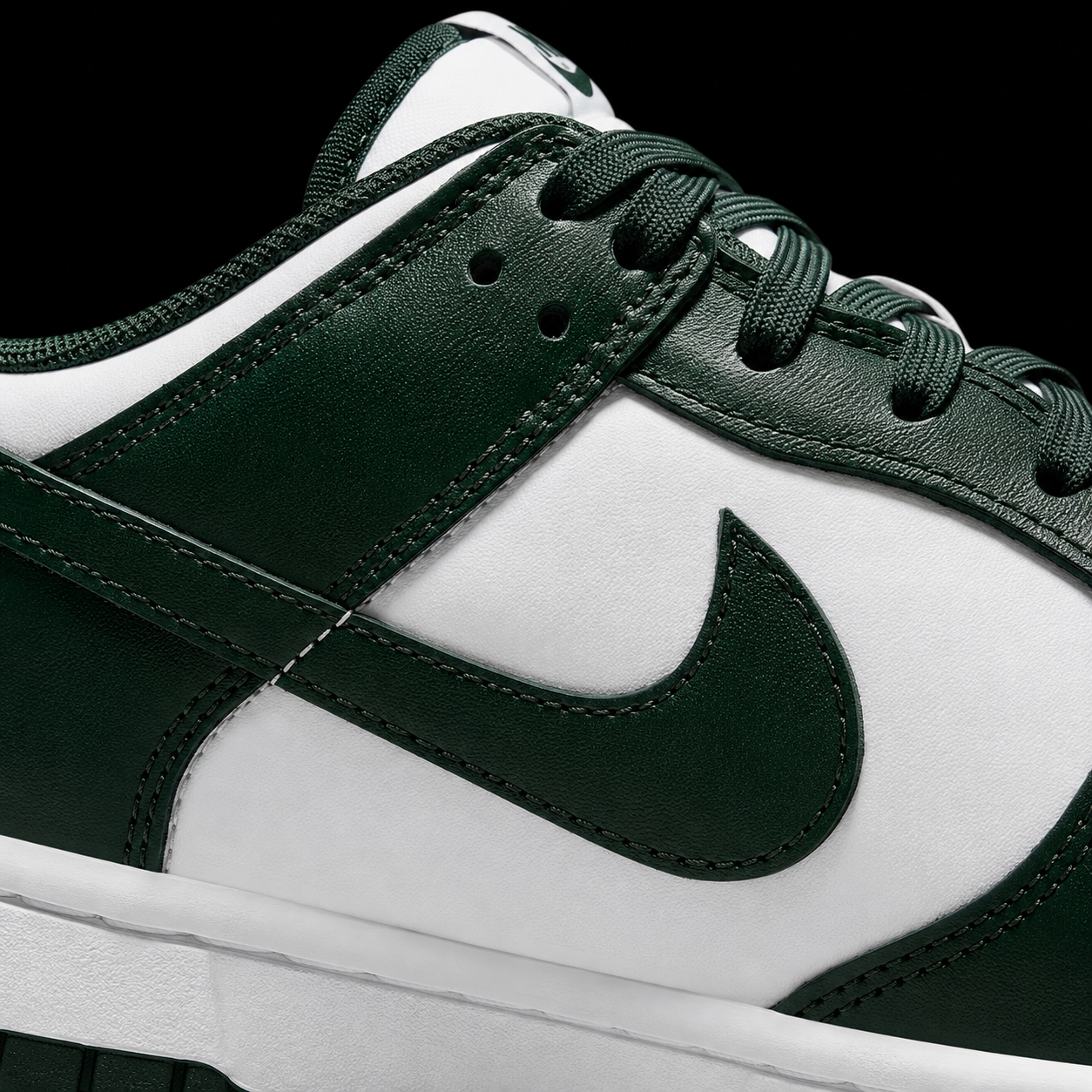 Nike Dunk Low Michigan State, detalle de logo y material — Crazy!Duck Hype