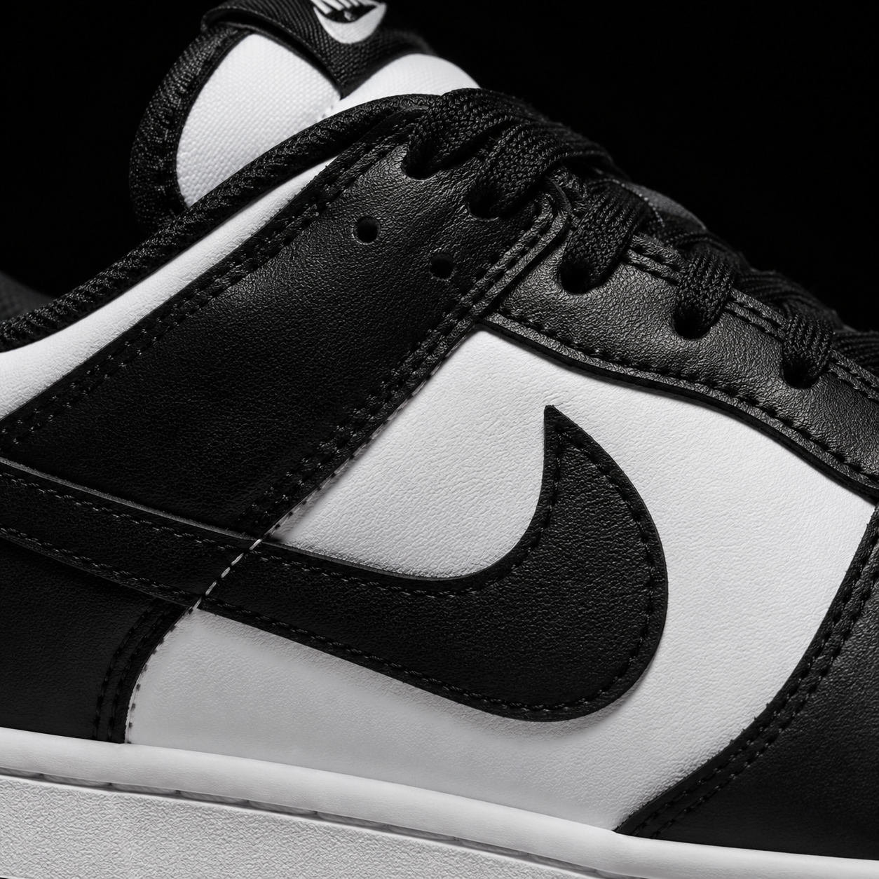 Nike Dunk Low Panda, detalle de logo y material — Crazy!Duck Hype