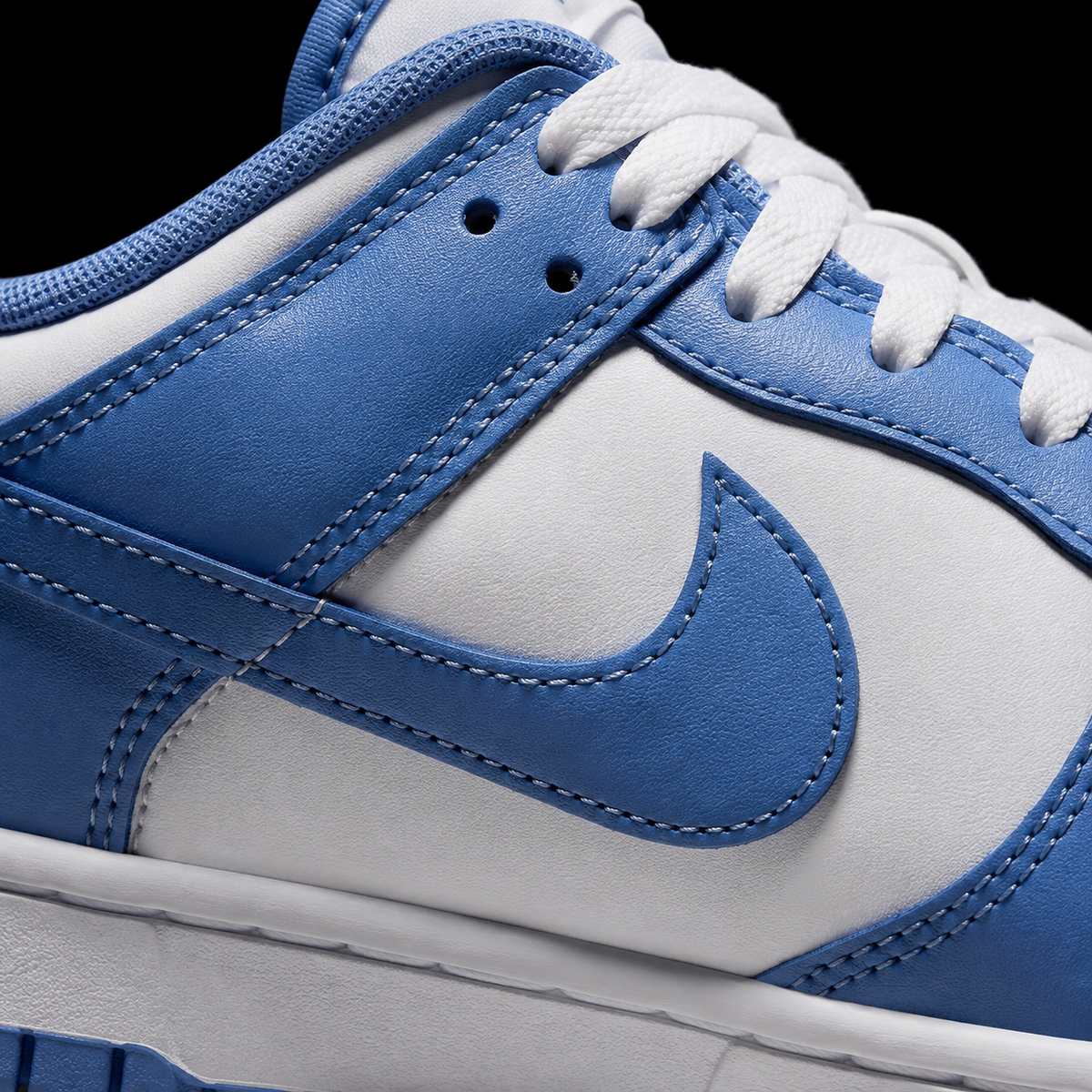 Nike Dunk Low Light Smoke Grey, detalle de logo y material — Crazy!Duck Hype
