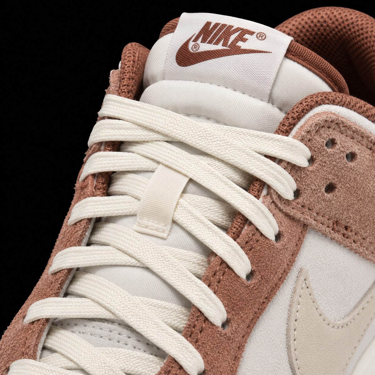 Nike Dunk Low Sail Medium Curry, detalle de agujetas — Crazy!Duck Hype