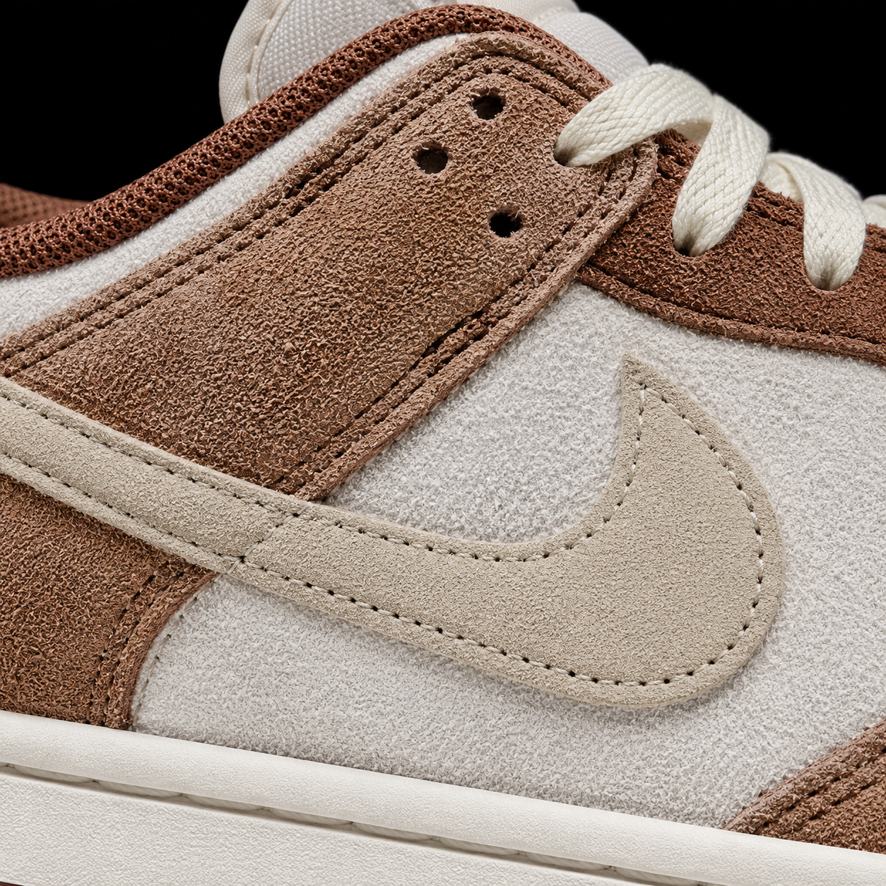Nike Dunk Low Sail Medium Curry, detalle de logo y material — Crazy!Duck Hype