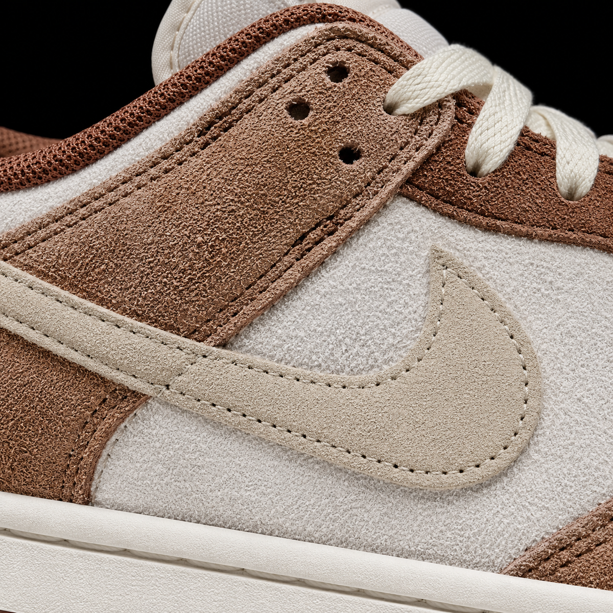 Nike Dunk Low Sail Medium Curry, detalle de logo y material — Crazy!Duck Hype