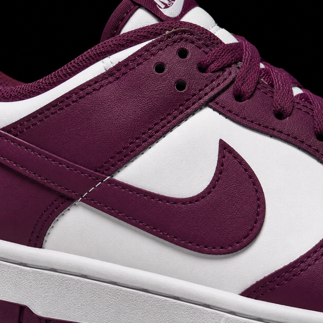 Nike Dunk Low Silver Surfer, detalle de logo y material — Crazy!Duck Hype