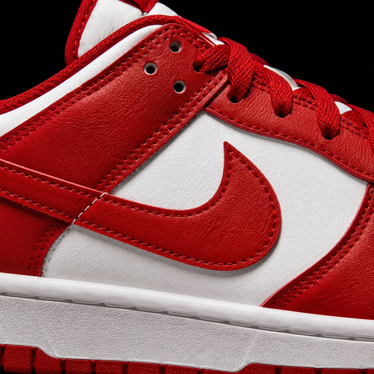 Nike Dunk Low St. Johns, detalle de logo y material — Crazy!Duck Hype