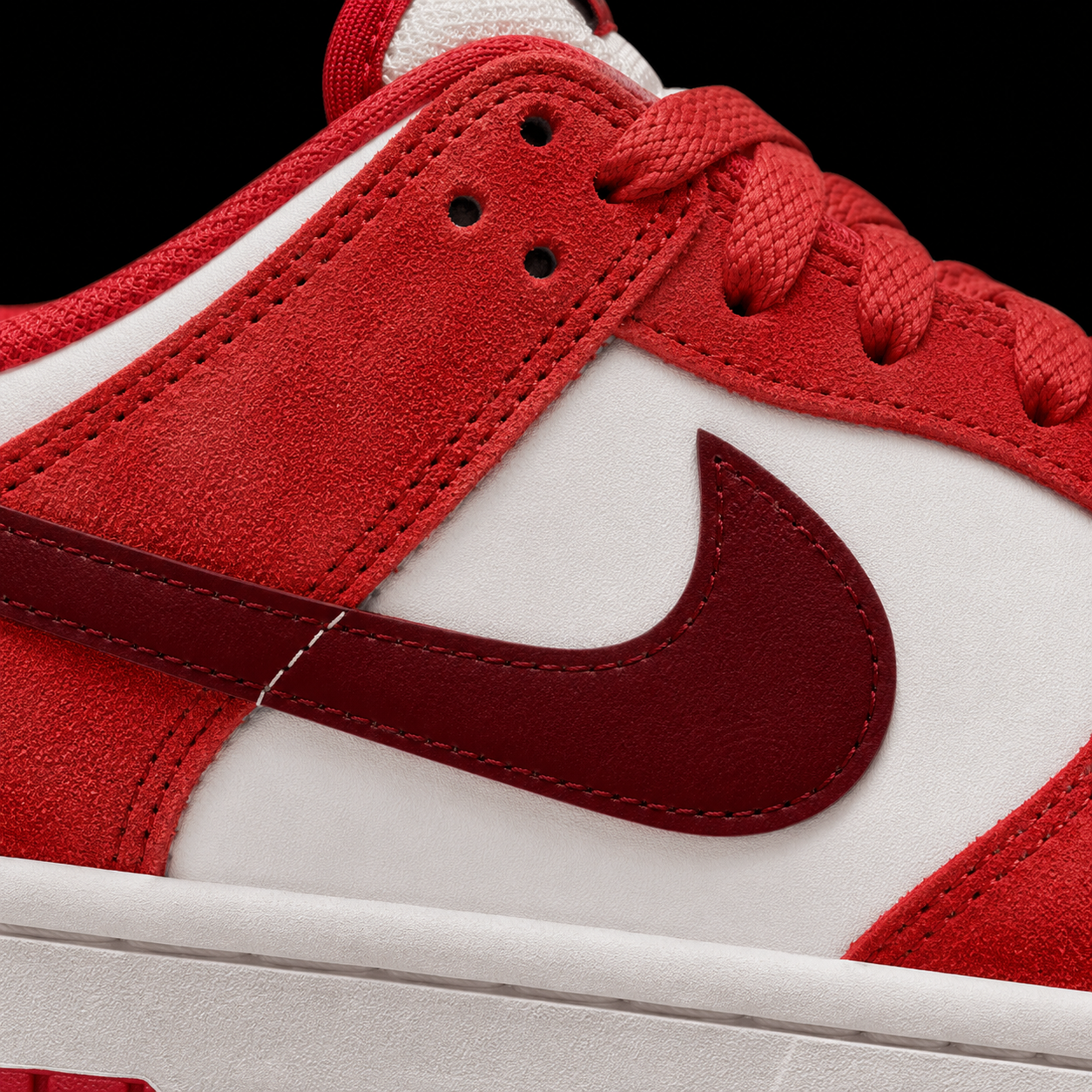Nike Dunk Low Valentine's Day, detalle de logo y material — Crazy!Duck Hype