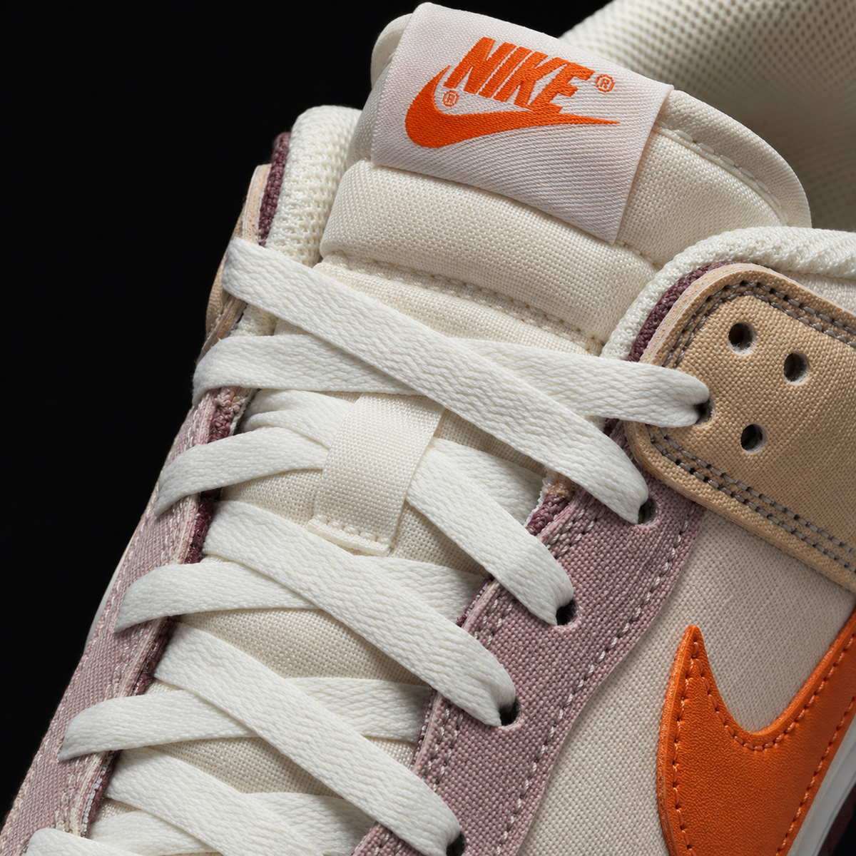 Nike Dunk Mid Coconut Milk Celestial Gold, detalle de agujetas — Crazy!Duck Hype