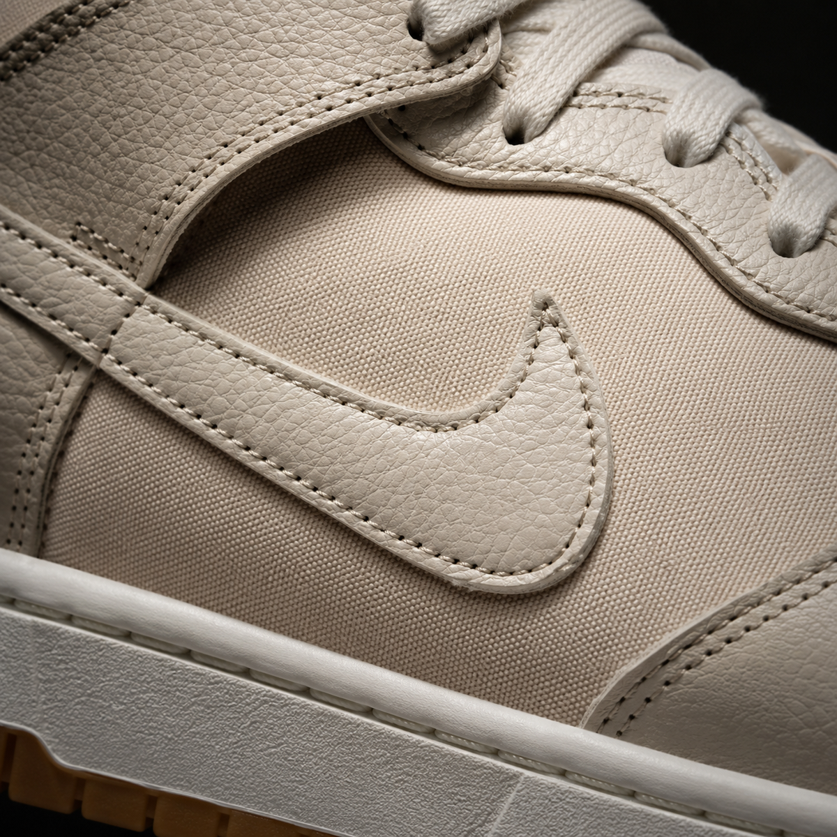 Nike Dunk Mid Light Orewood Brown, detalle de logo y material — Crazy!Duck Hype