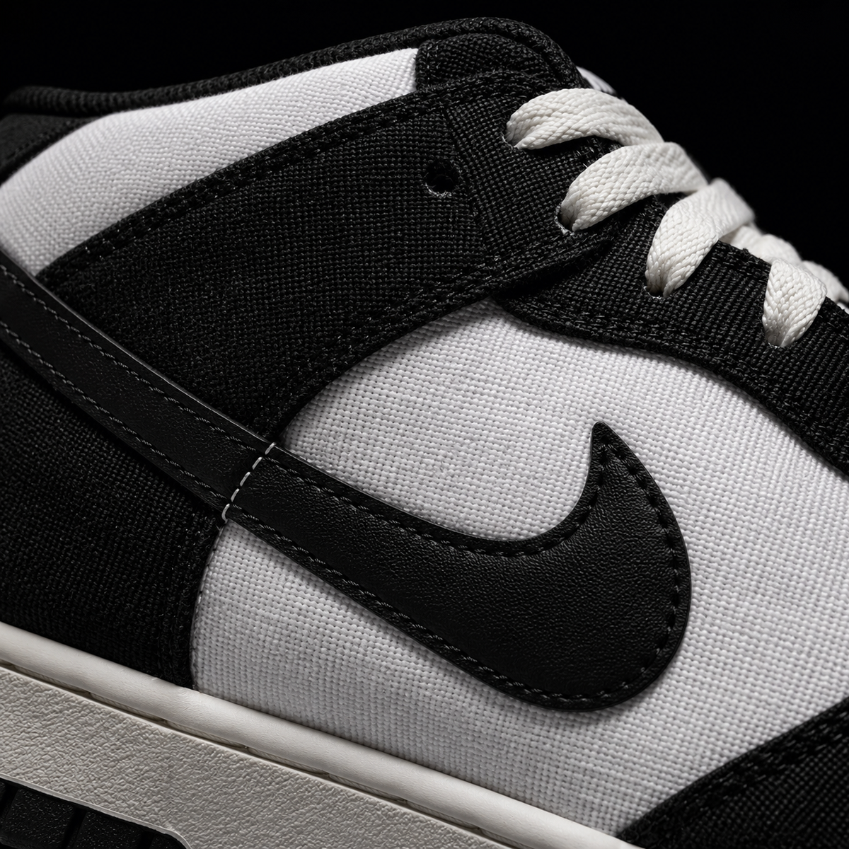 Nike Dunk Mid Panda, detalle de logo y material — Crazy!Duck Hype