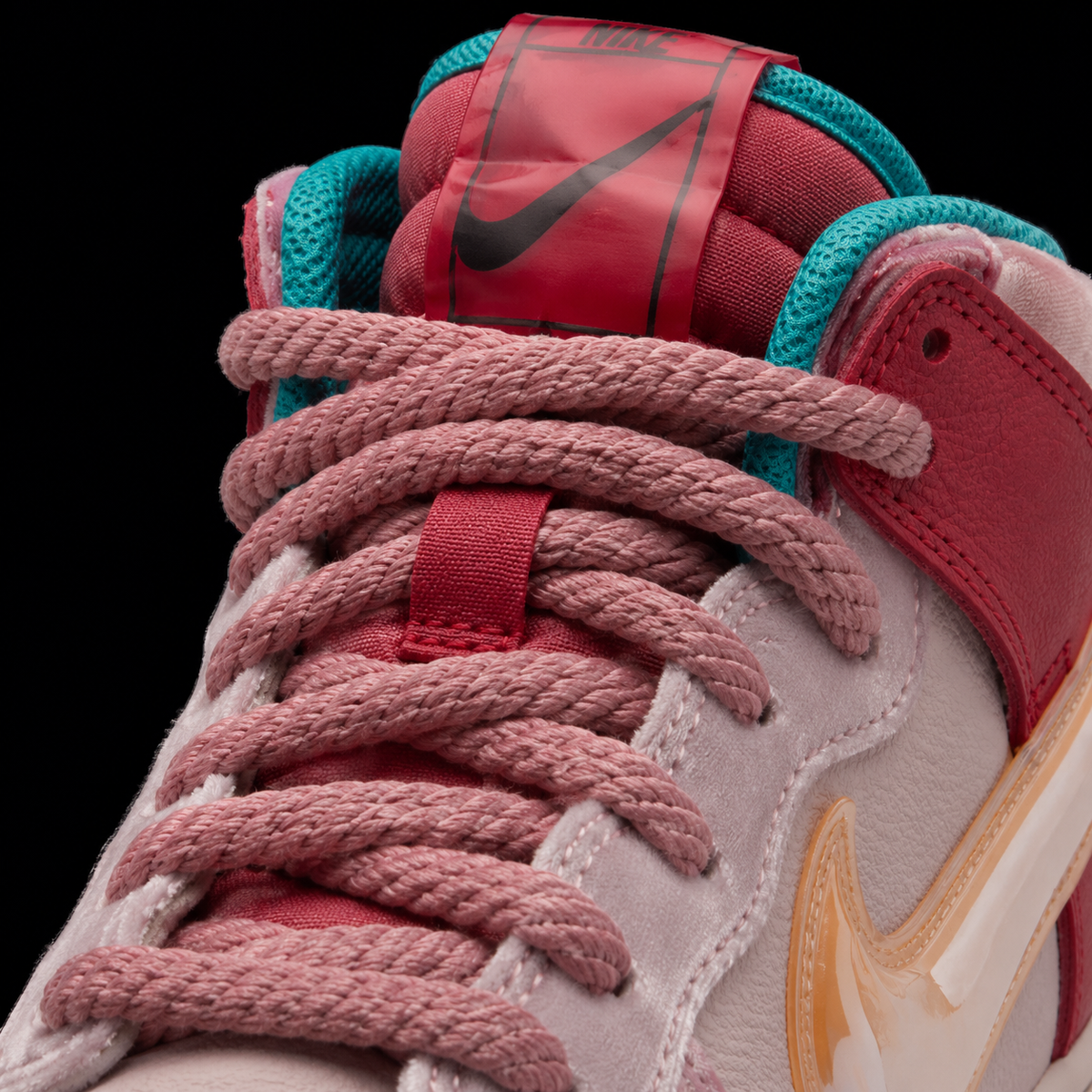 Nike Dunk Mid Strawberry Milk, detalle de agujetas — Crazy!Duck Hype