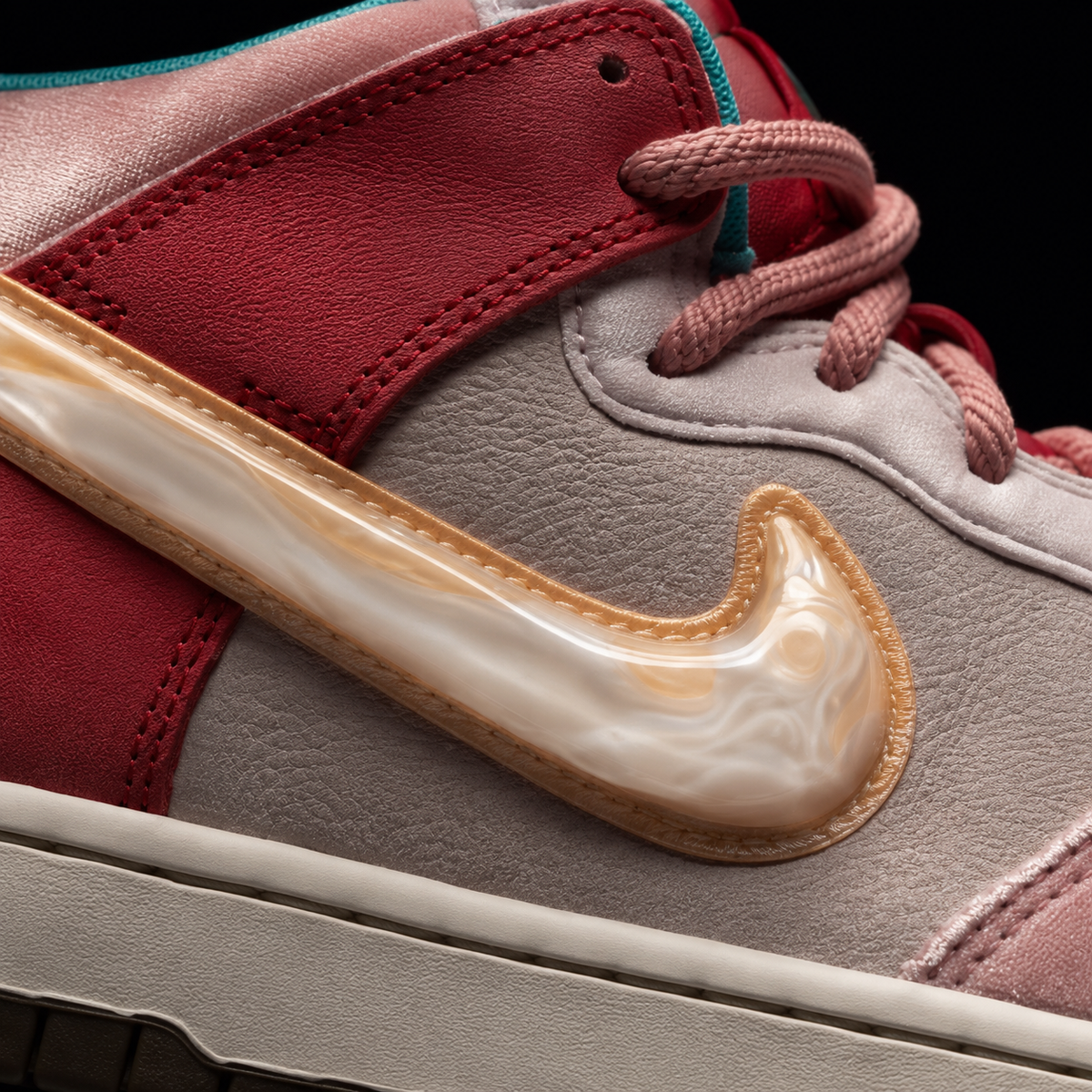 Nike Dunk Mid Strawberry Milk, detalle de logo y material — Crazy!Duck Hype