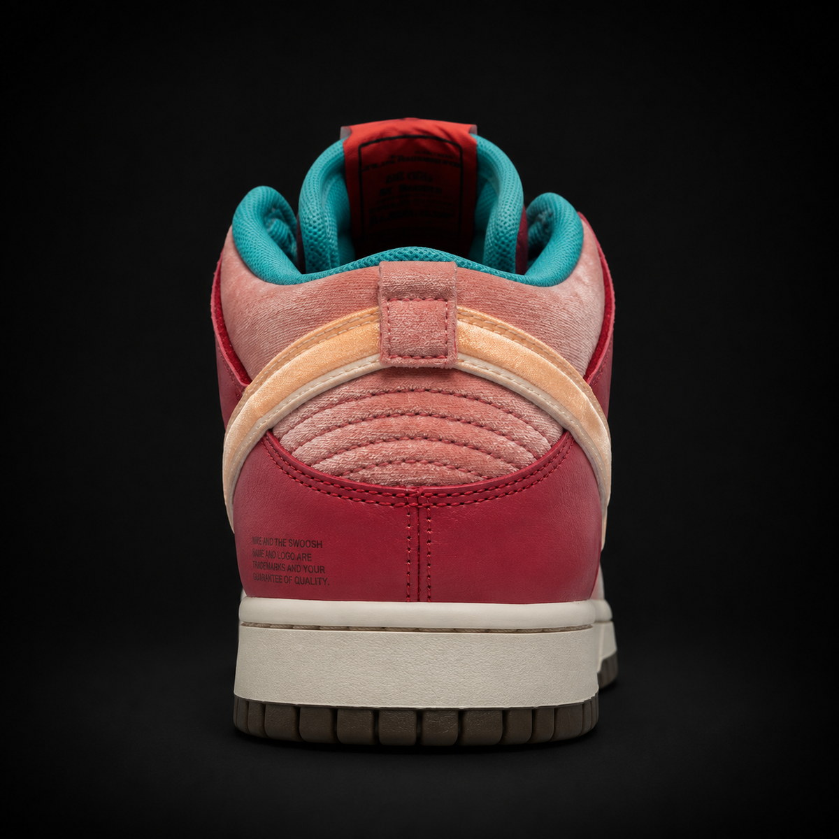 Nike Dunk Mid Strawberry Milk, vista trasera — Crazy!Duck Hype