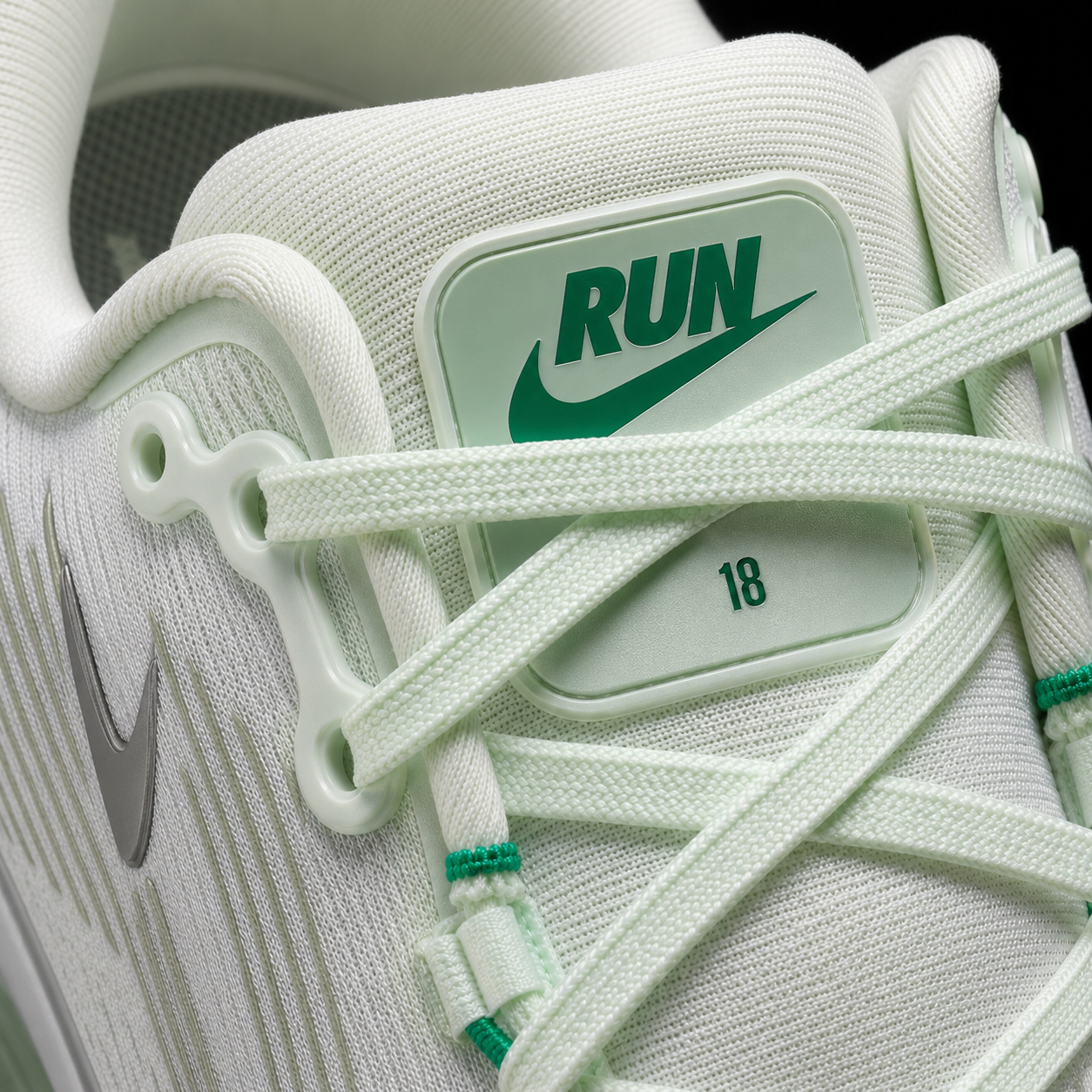 Nike Vomero 18 Barely Green Steam, detalle de agujetas — Crazy!Duck Hype
